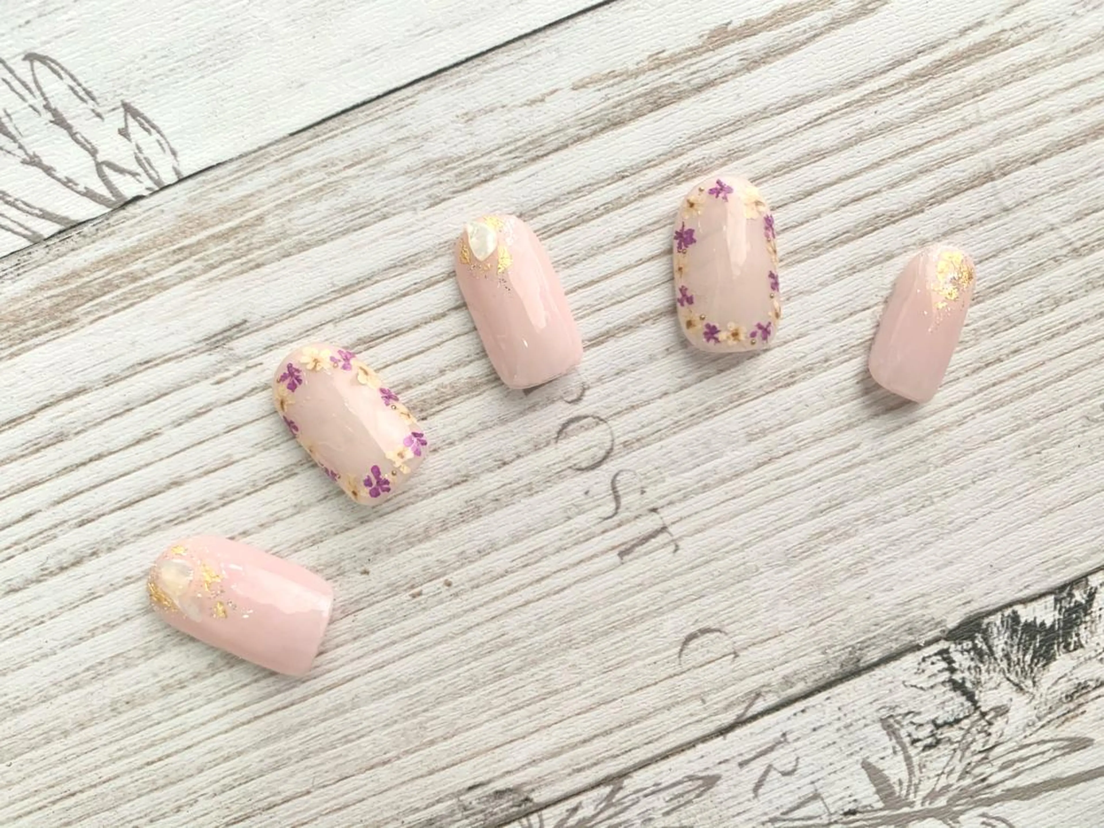 ネイル アートネイル カジュアル フラワーネイル ゴールド 林 志帆子【en2号店】のマツエク・マツパデザイン