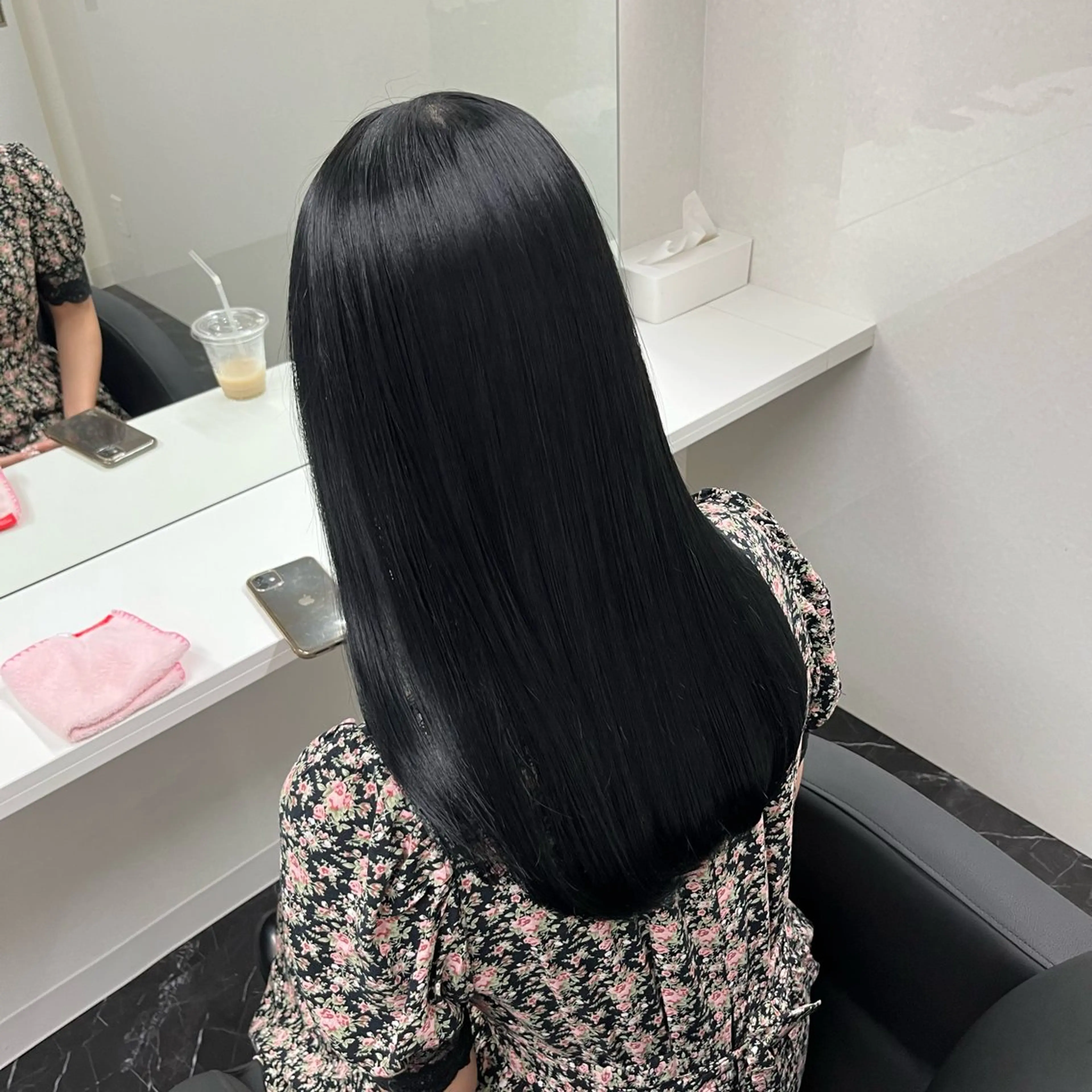 セミロング カラー 黒髪 ブリーチ ブルーカラー ブルーブラック ダークグレー ヘアカラー トリートメント ケアブリーチ/ 髪質改善/上質艶髪のヘアスタイル