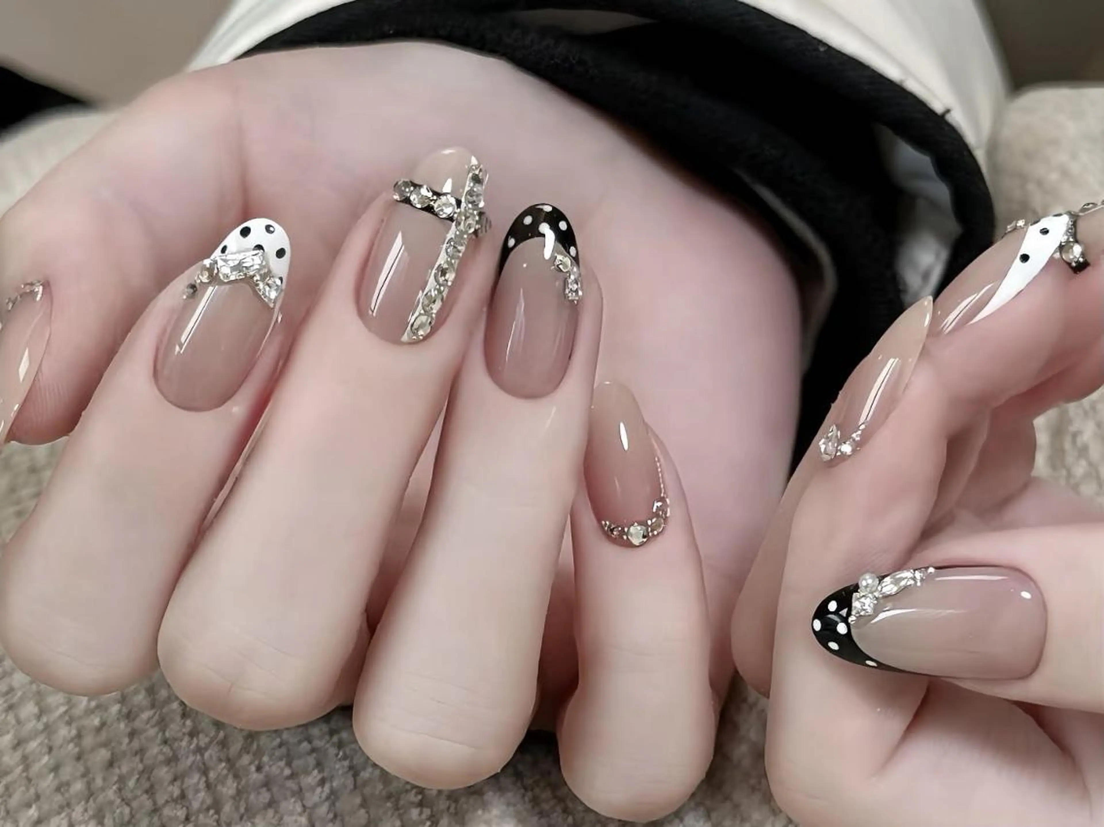 ネイル カジュアル フレンチネイル ジェルネイル ホログラムネイル ミディアムネイル ハンドネイル ハンドケア 🎀Sense Nail池袋店🎀のネイルデザイン