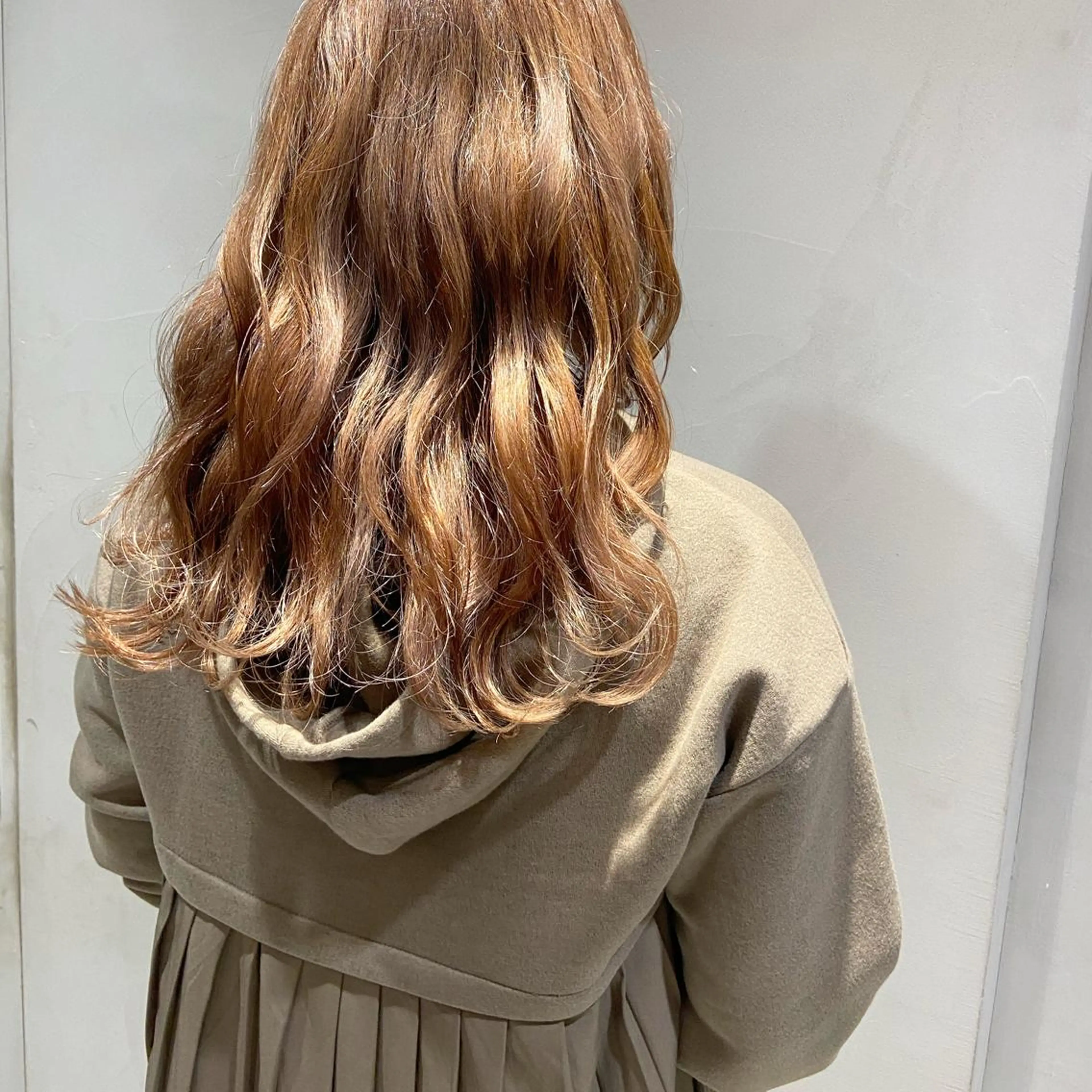 セミロング カラー アッシュ ベージュカラー カジュアルを女っぽく 𝗮𝘆𝗮𝗰𝗼のヘアスタイル