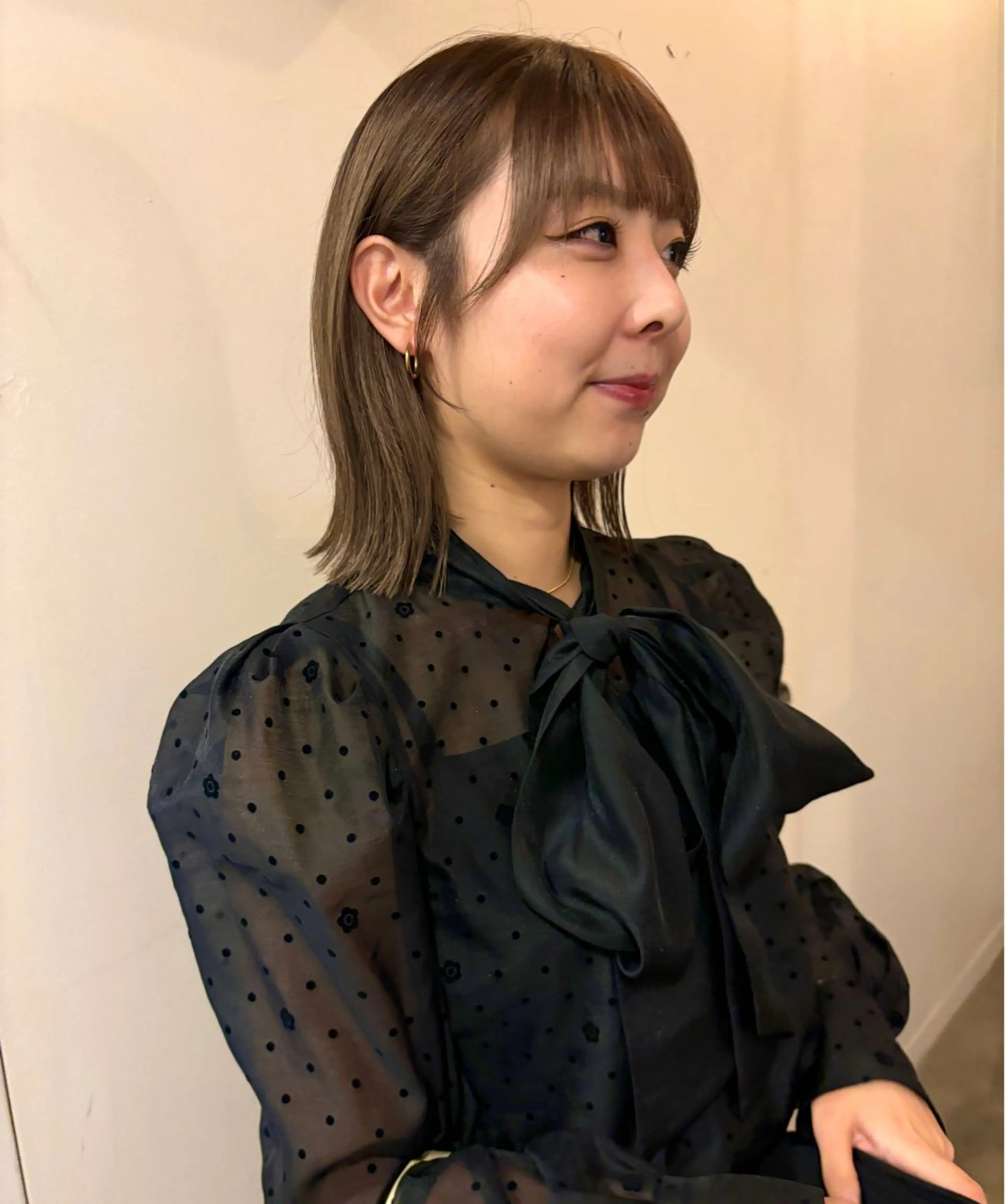 ミディアム カラー 切りっぱなしボブ ブリーチ 透明感カラー グレージュ ボブ やまもと さえのヘアスタイル