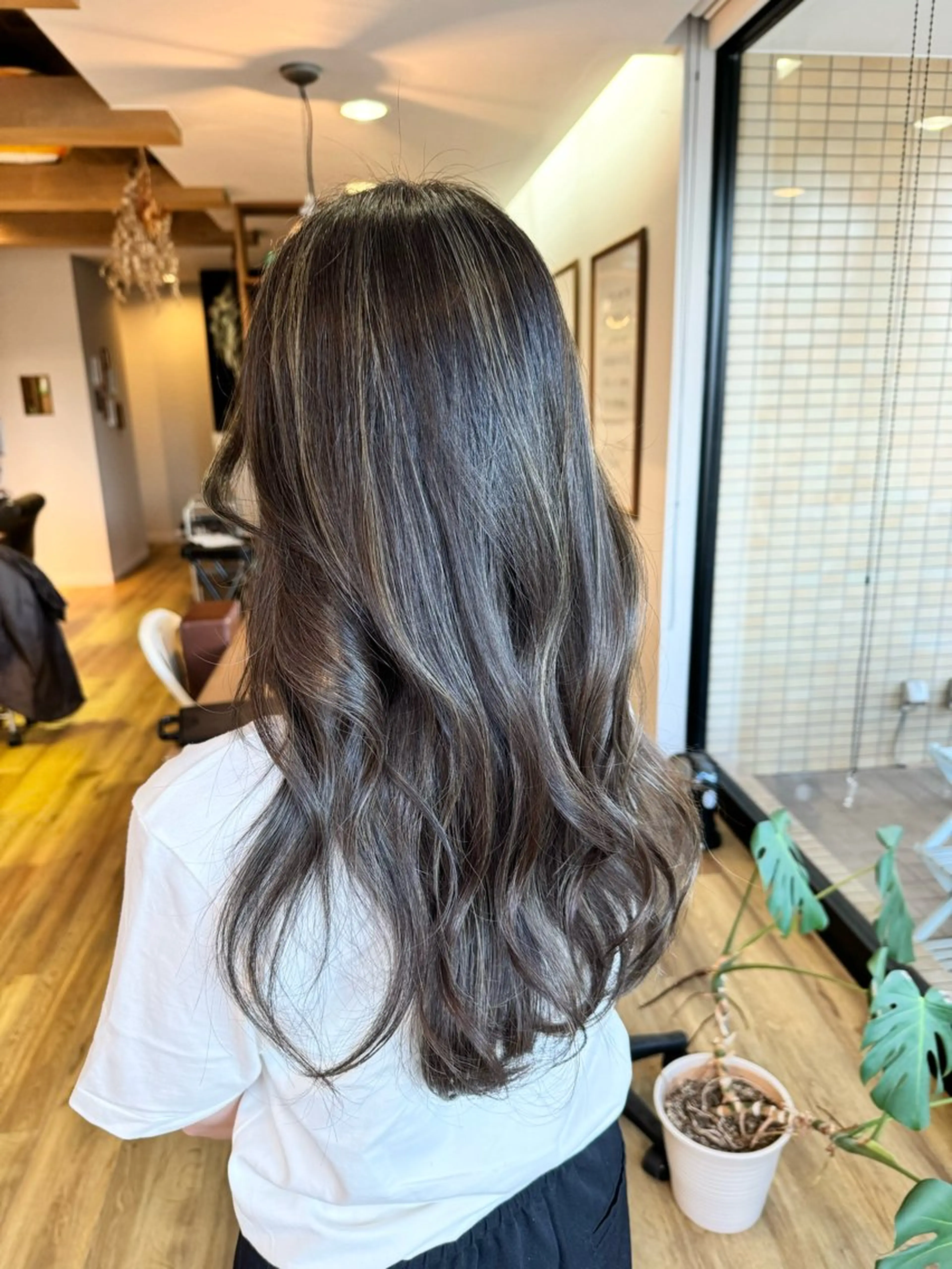 ロング カラー アッシュ アッシュグレー ハイライトカラー ハイライト ヘアカラー トリートメント ツキダテ ユイのヘアスタイル