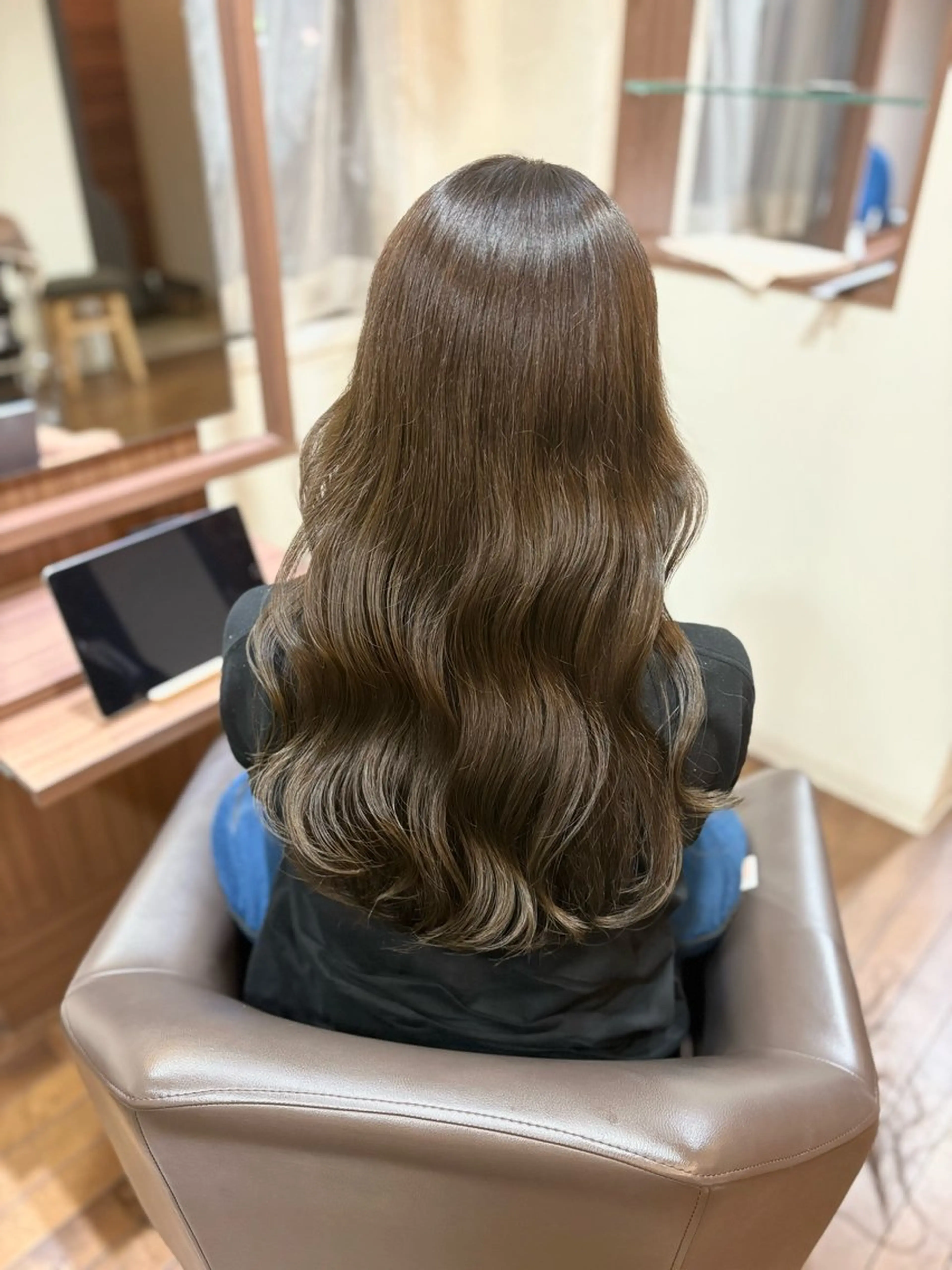 ロング カラー オリーブカラー 栗本 栞のヘアスタイル