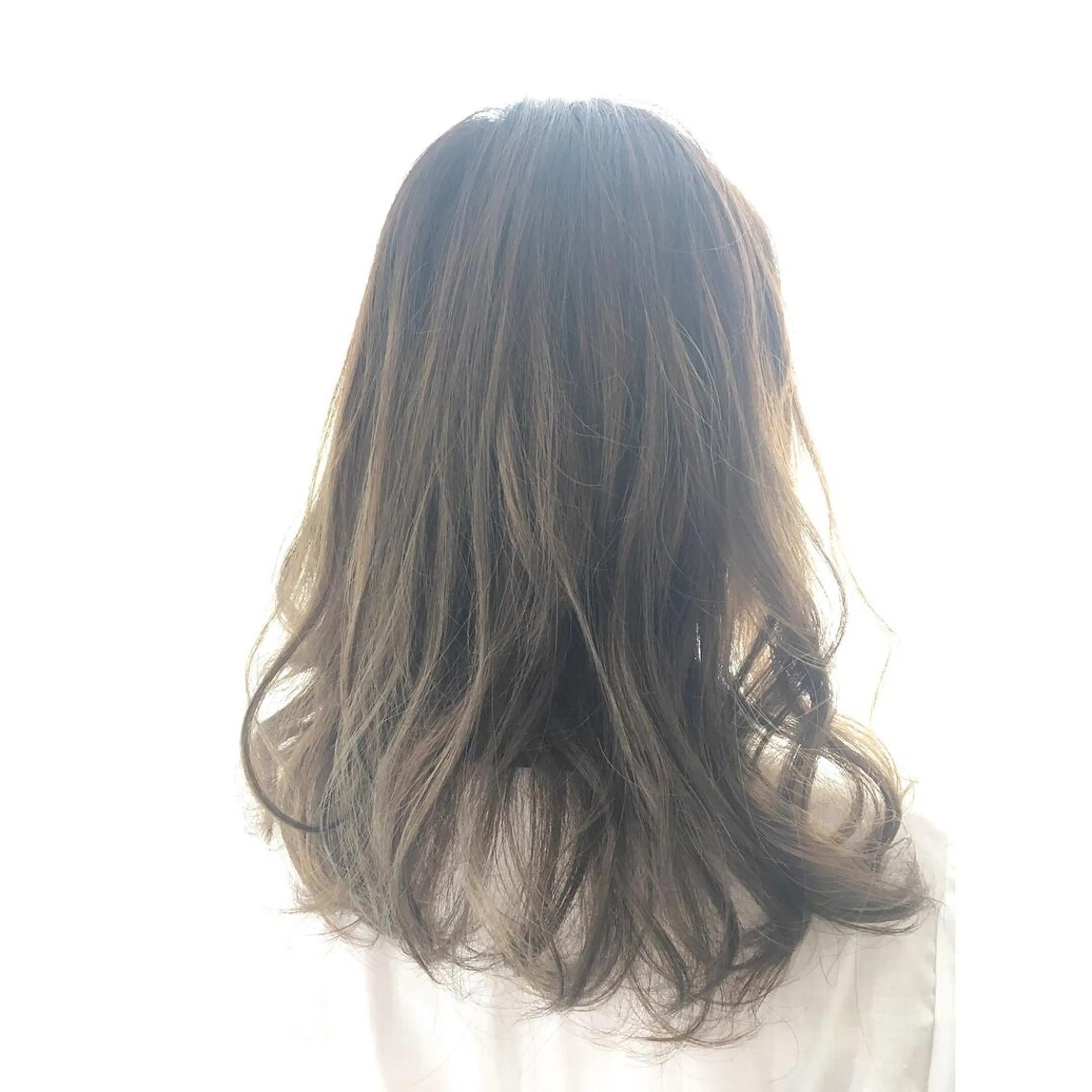 セミロング カラー アッシュ ハイライトカラー オリーブアッシュ ハイライト カット ヘアカラー fio マナミのヘアスタイル