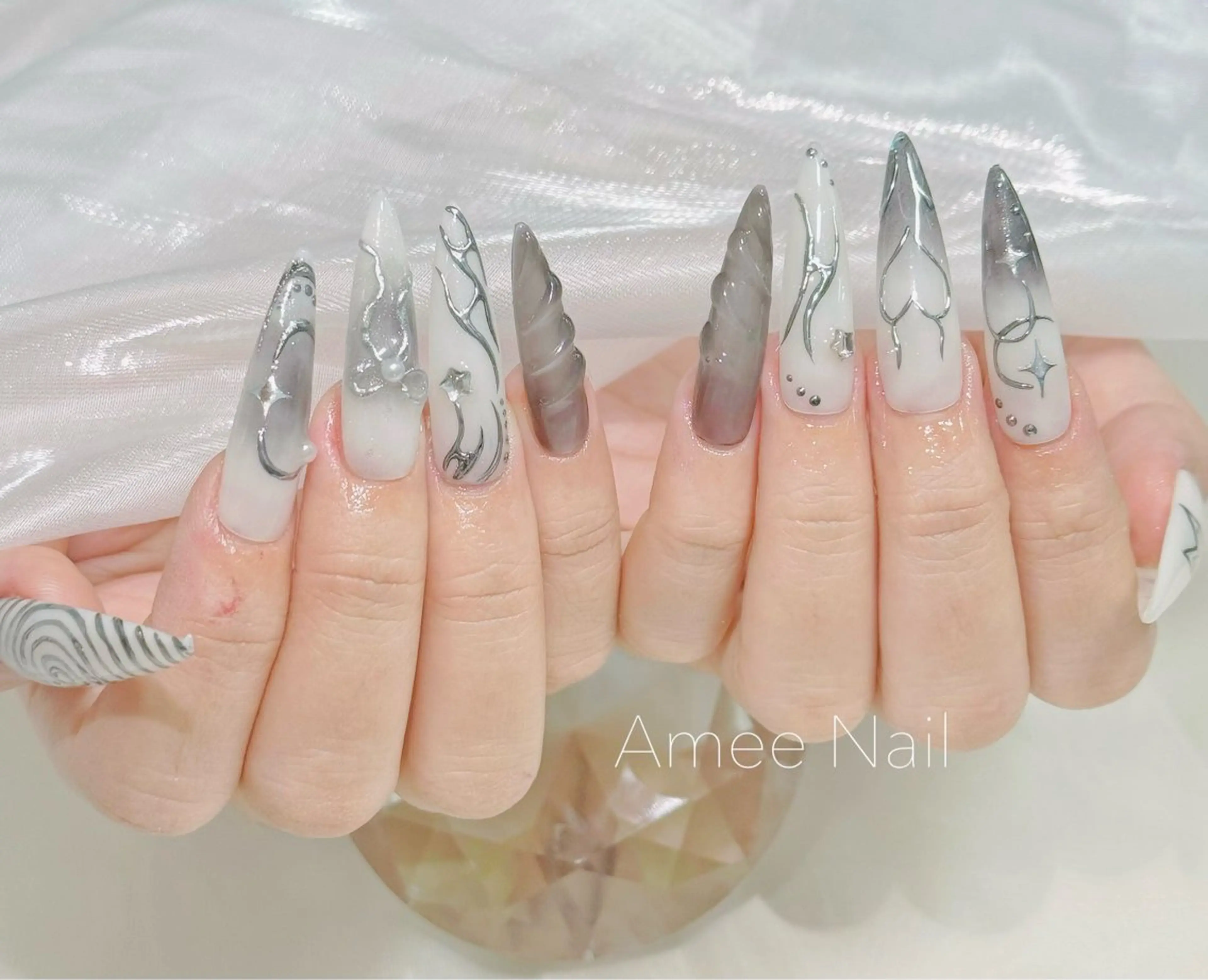 ネイル 成人式 ロングネイル マグネットネイル 大理石ネイル(マーブル) リボン ハンドネイル Amee Nail Salonのネイルデザイン