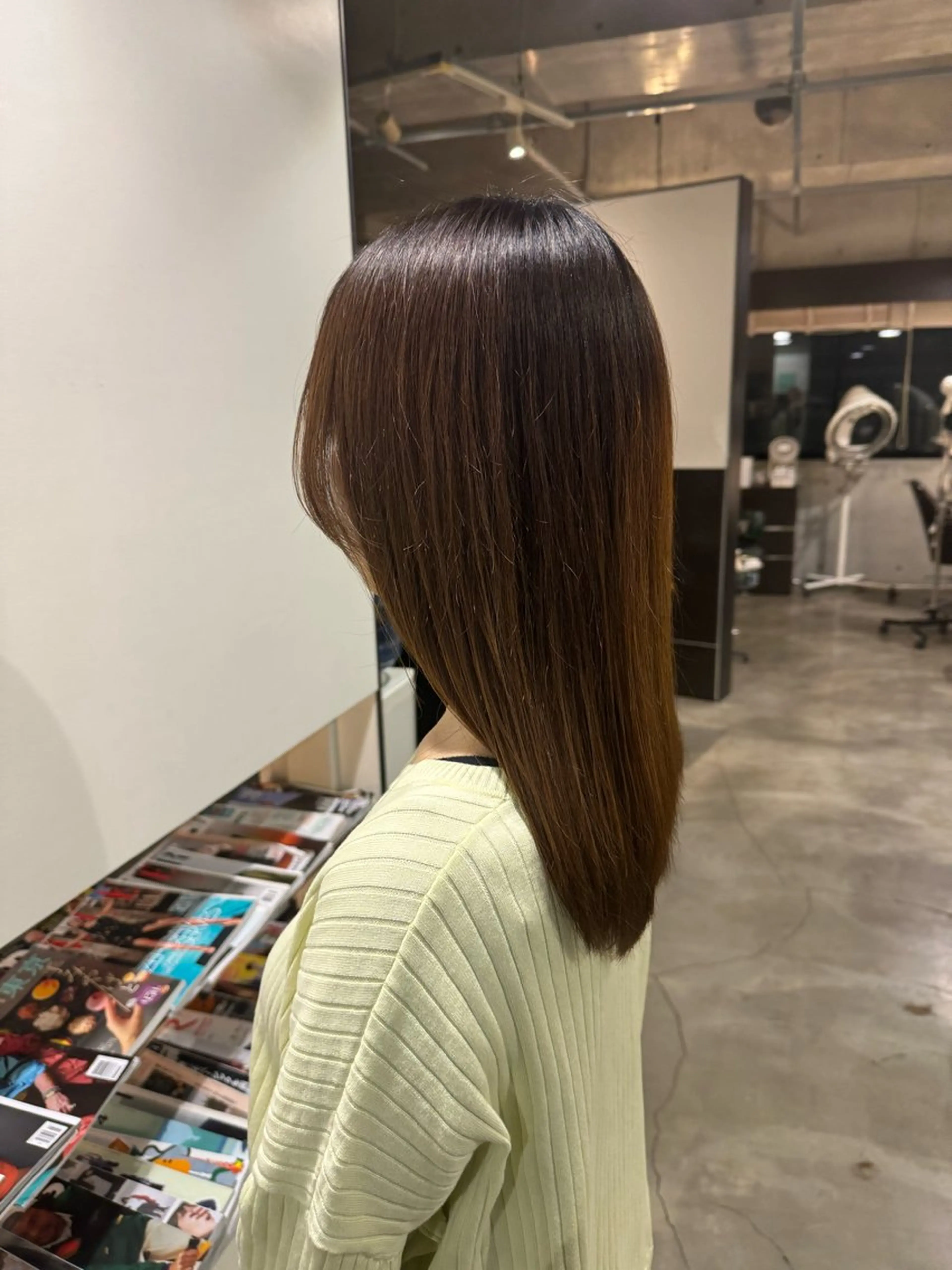 セミロング タツキ／レイヤー／ パーマ／艶カラーのヘアスタイル