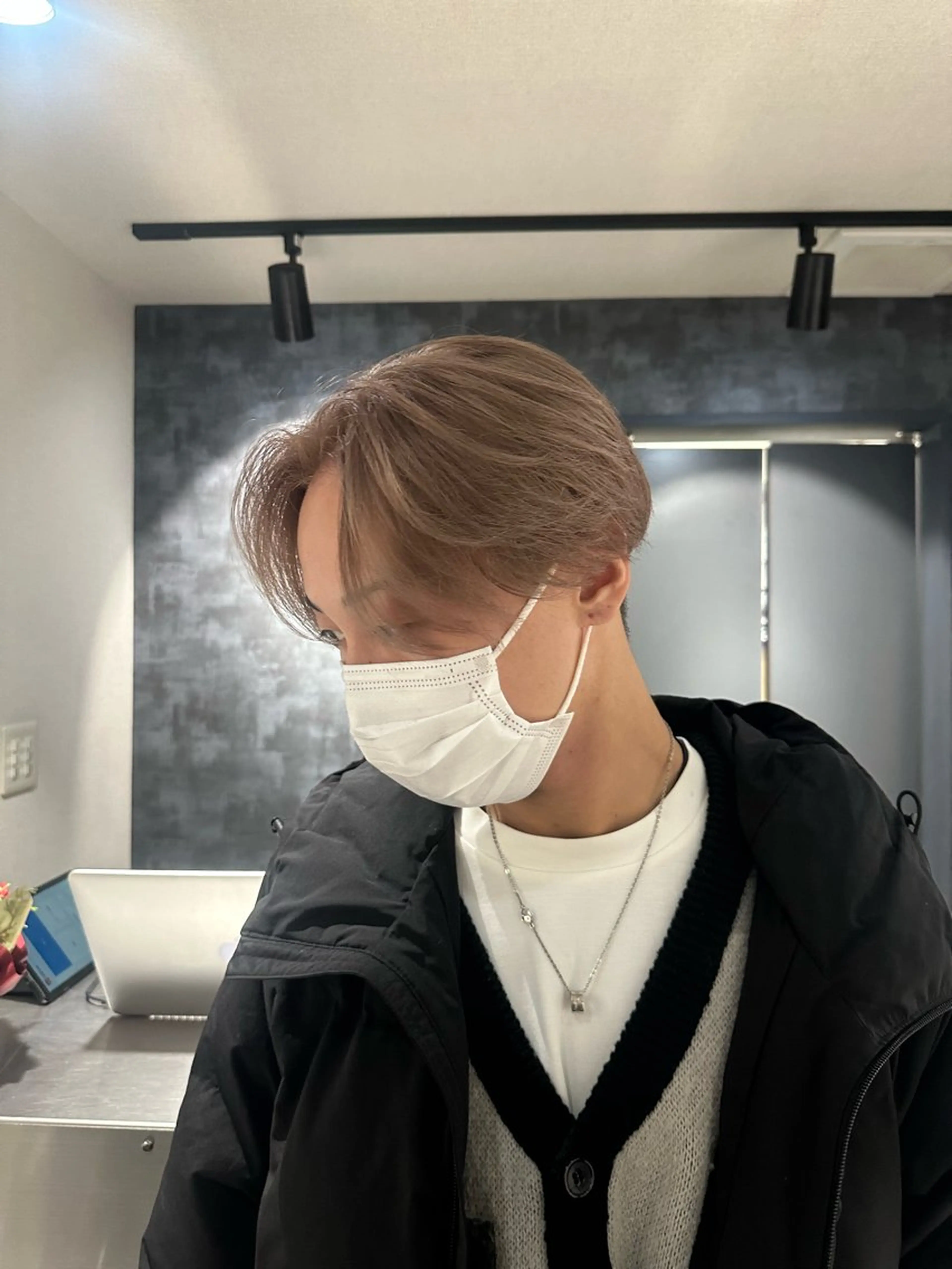 ミディアム カラー メンズ メンズブリーチ ブリーチ ブロンド 💈原宿指名No.1 センターパート💈のヘアスタイル