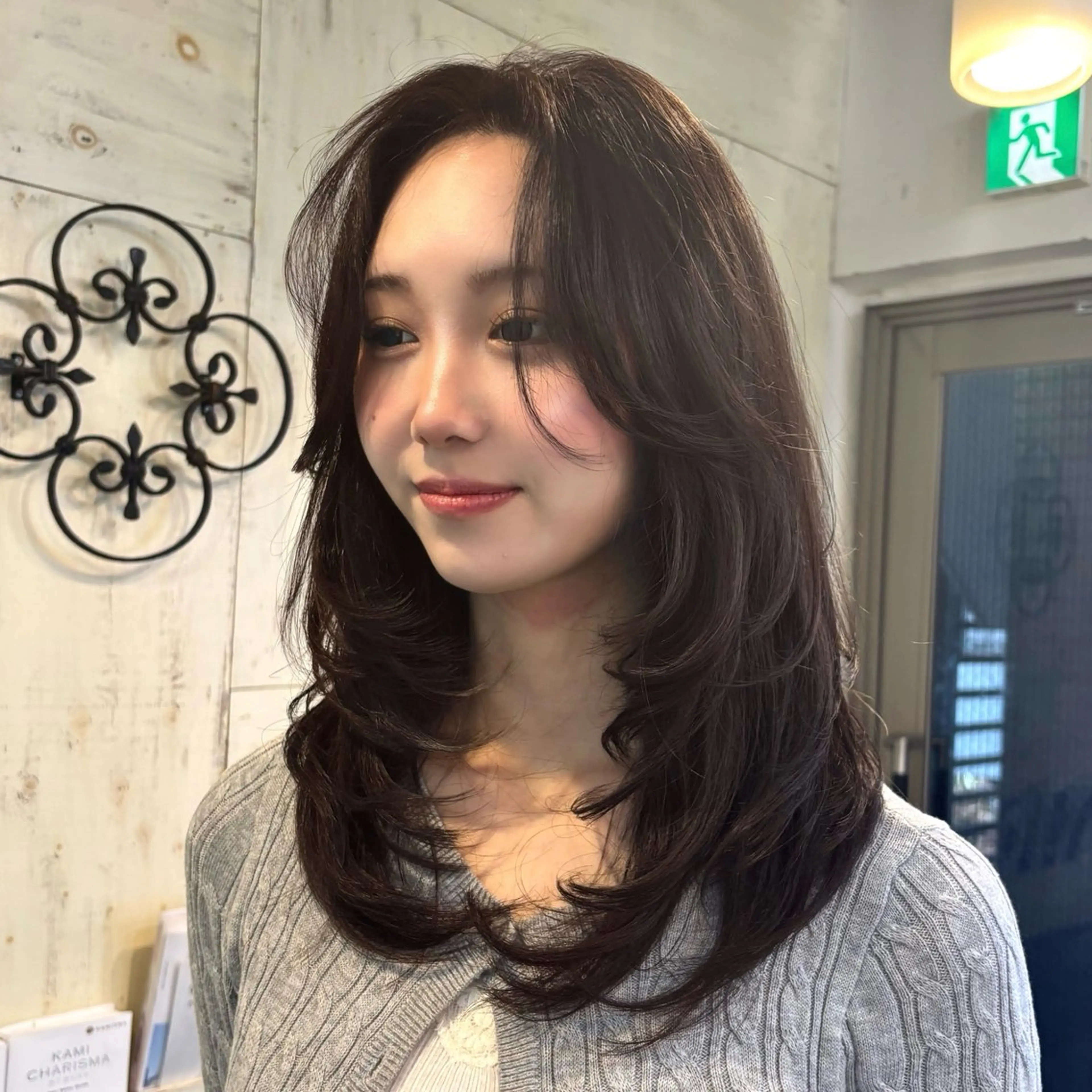 ミディアム カラー ミディアムレイヤー ブリーチ ブラウンカラー チョコレートブラウン ブリーチなしカラー カット ヘアカラー トリートメント レイヤー/ハッシュカ ット/顔周り/フウカのヘアスタイル