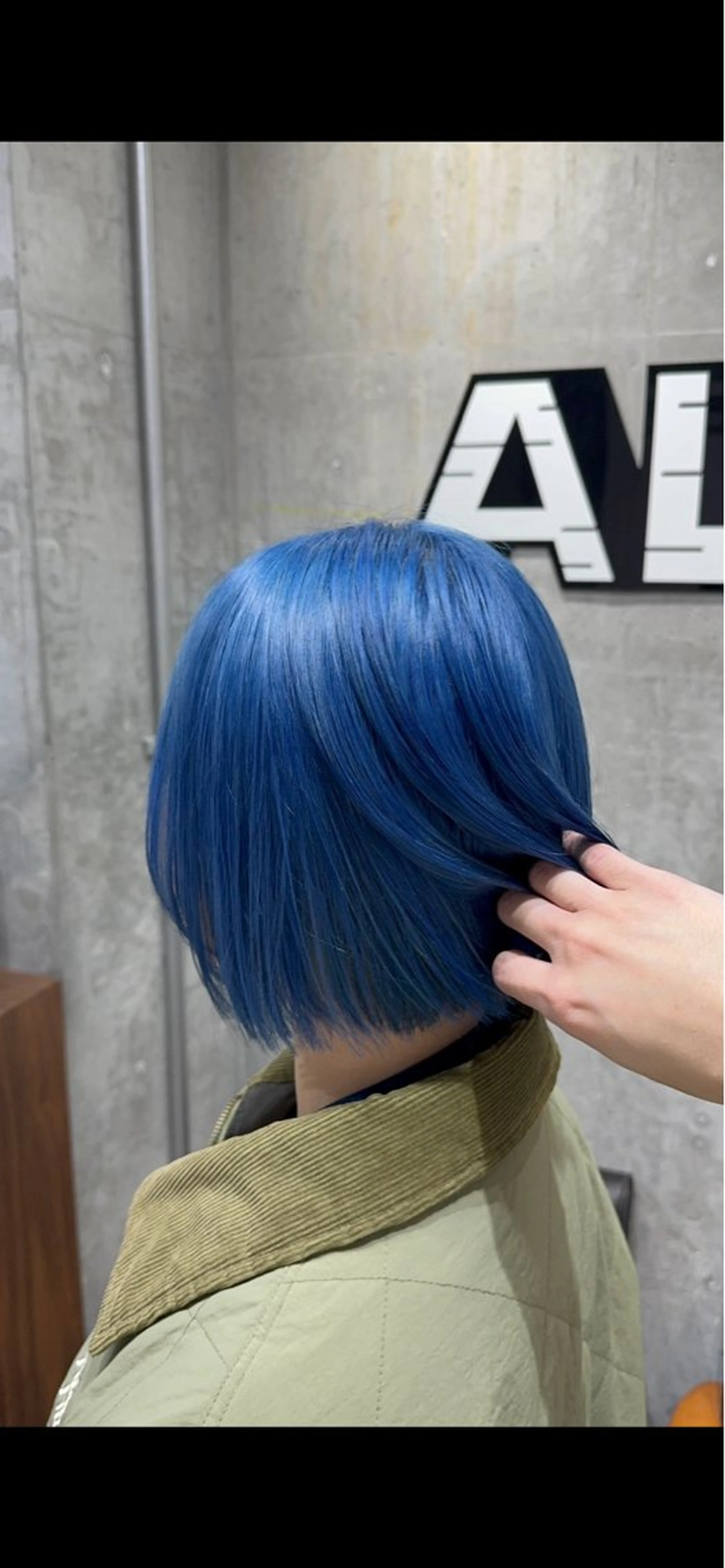 ショート カラー ブリーチ ブルーカラー シルバー ヘアカラー ホワイトブロンド RIKUTOのヘアスタイル