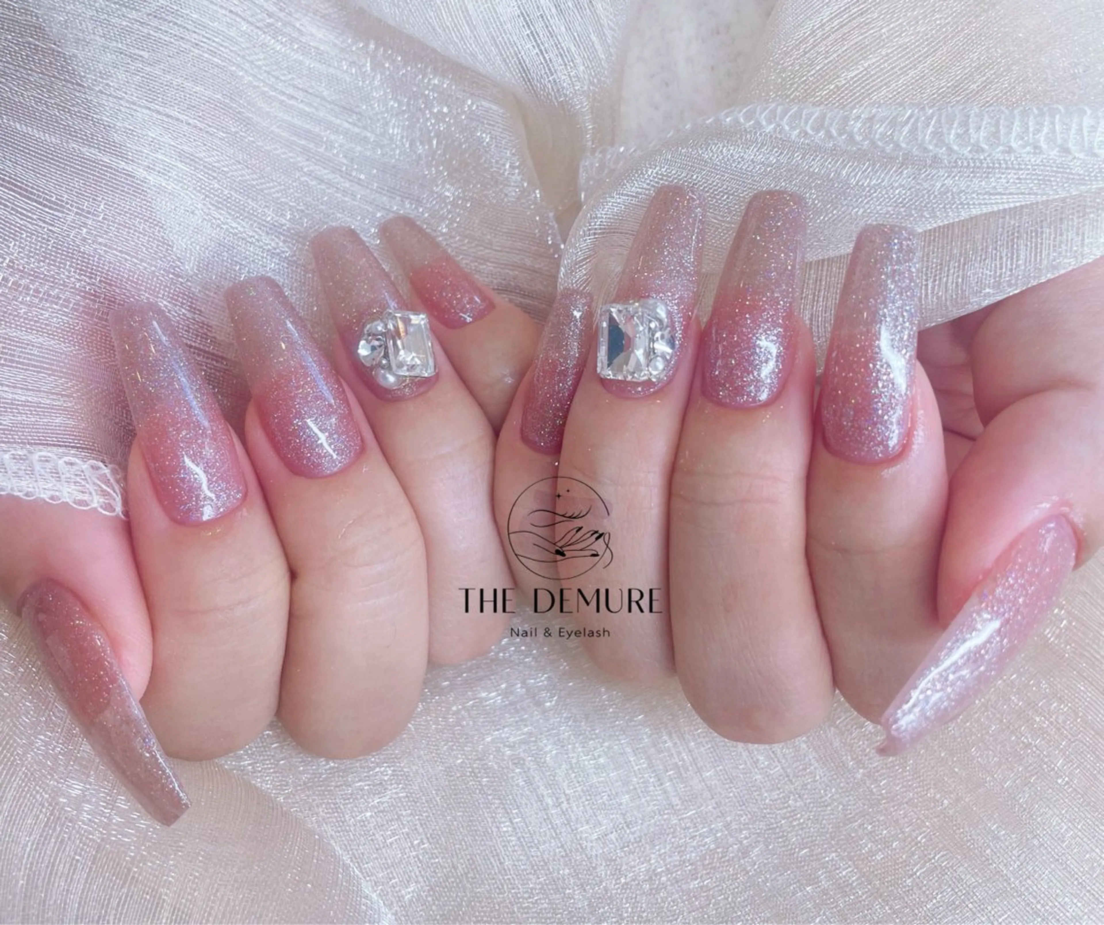 ネイル アートネイル キラキラネイル 韓国ネイル 水色 ロングネイル ハンドネイル ハンドケア NailDemure 【銀座店】のネイルデザイン