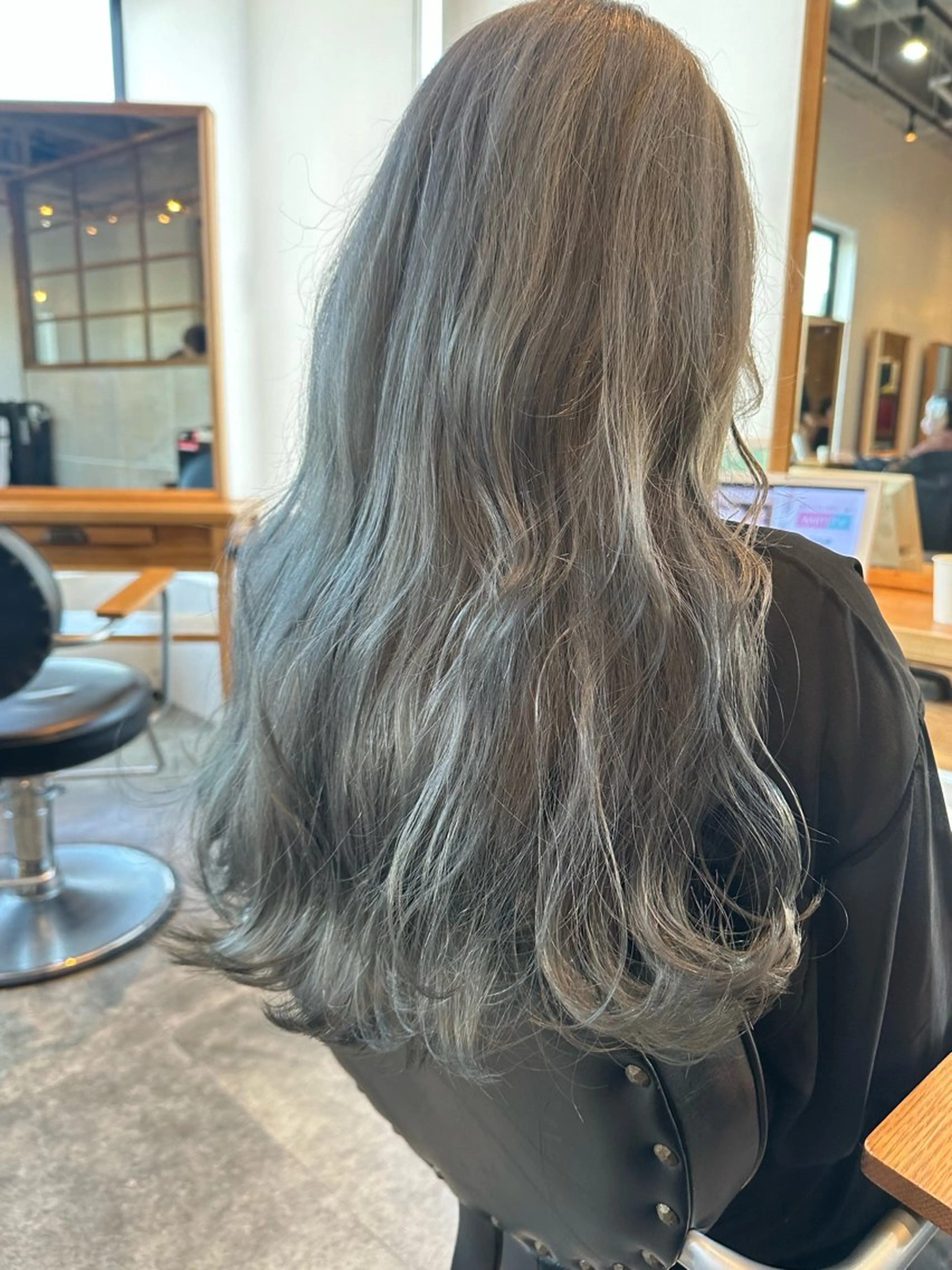 ロング ブリーチなしベージュ カラー佐藤華厘のヘアスタイル