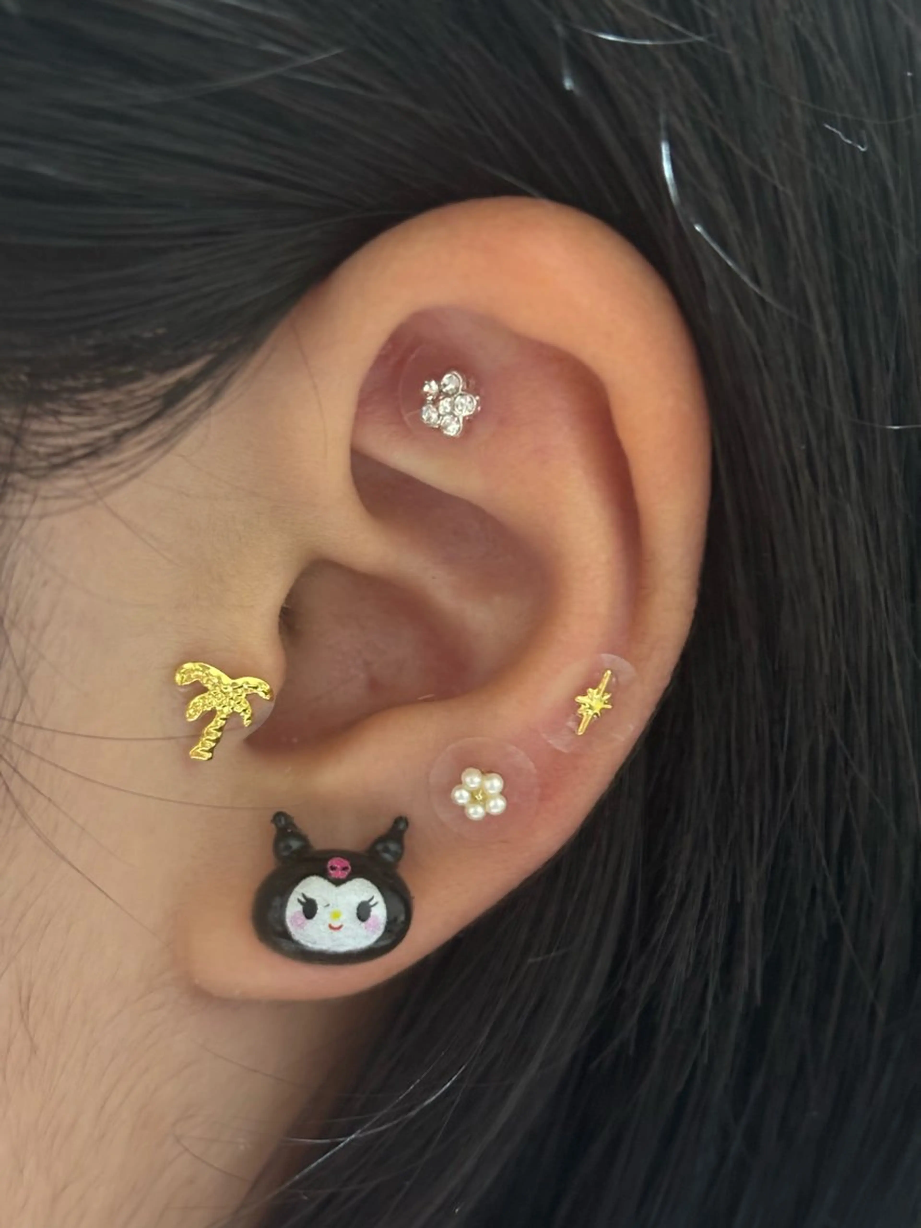 耳つぼジュエリー15粒程度👂🎀パーツつけ放題✨(両耳合わせて最大12パーツ)の写真