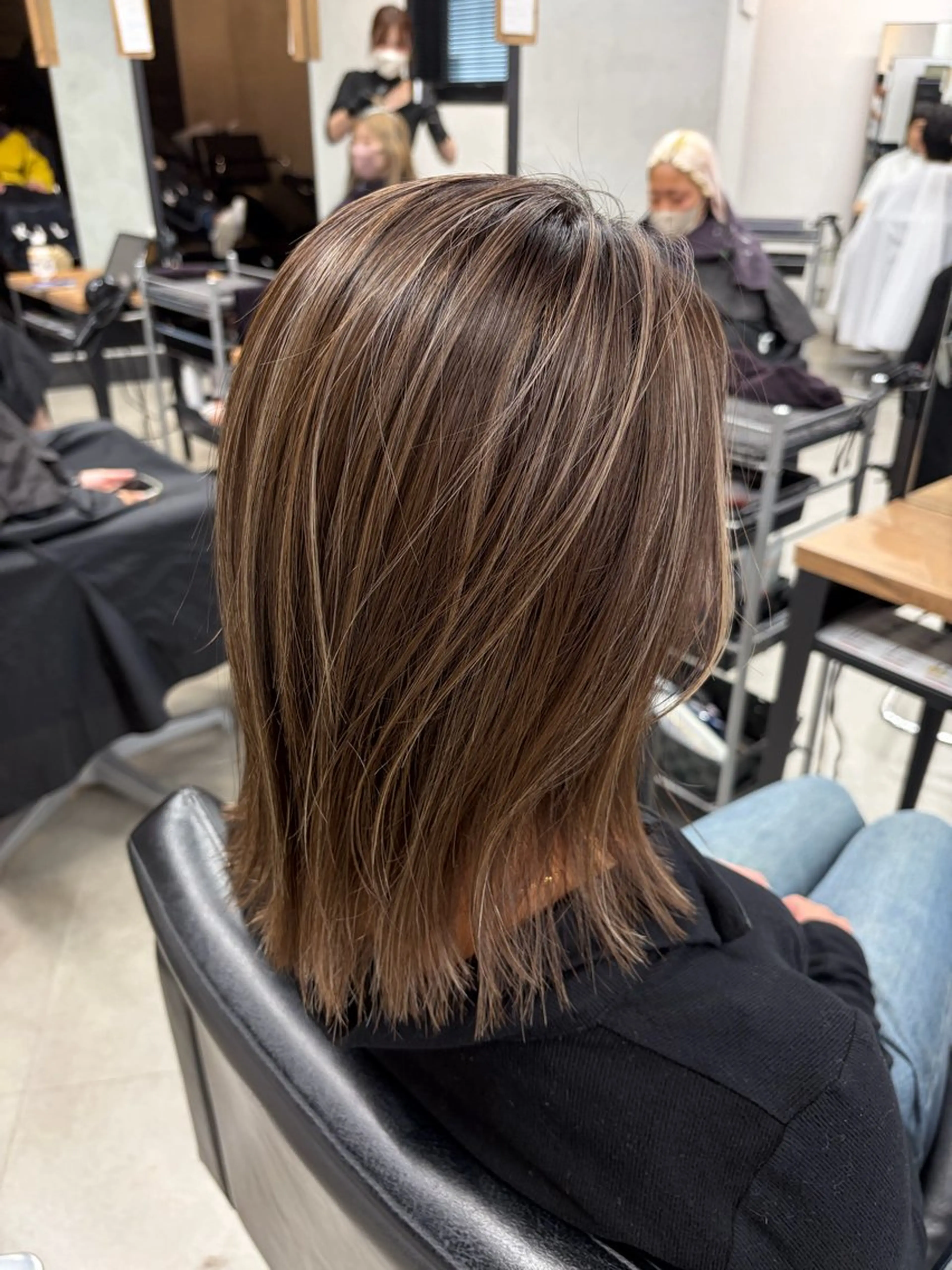 ミディアム カラー ハイライトカラー ハイライト トリートメント カット ヘアカラー トリートメント ヘアセット RYOSUKE ハイトーンのヘアスタイル