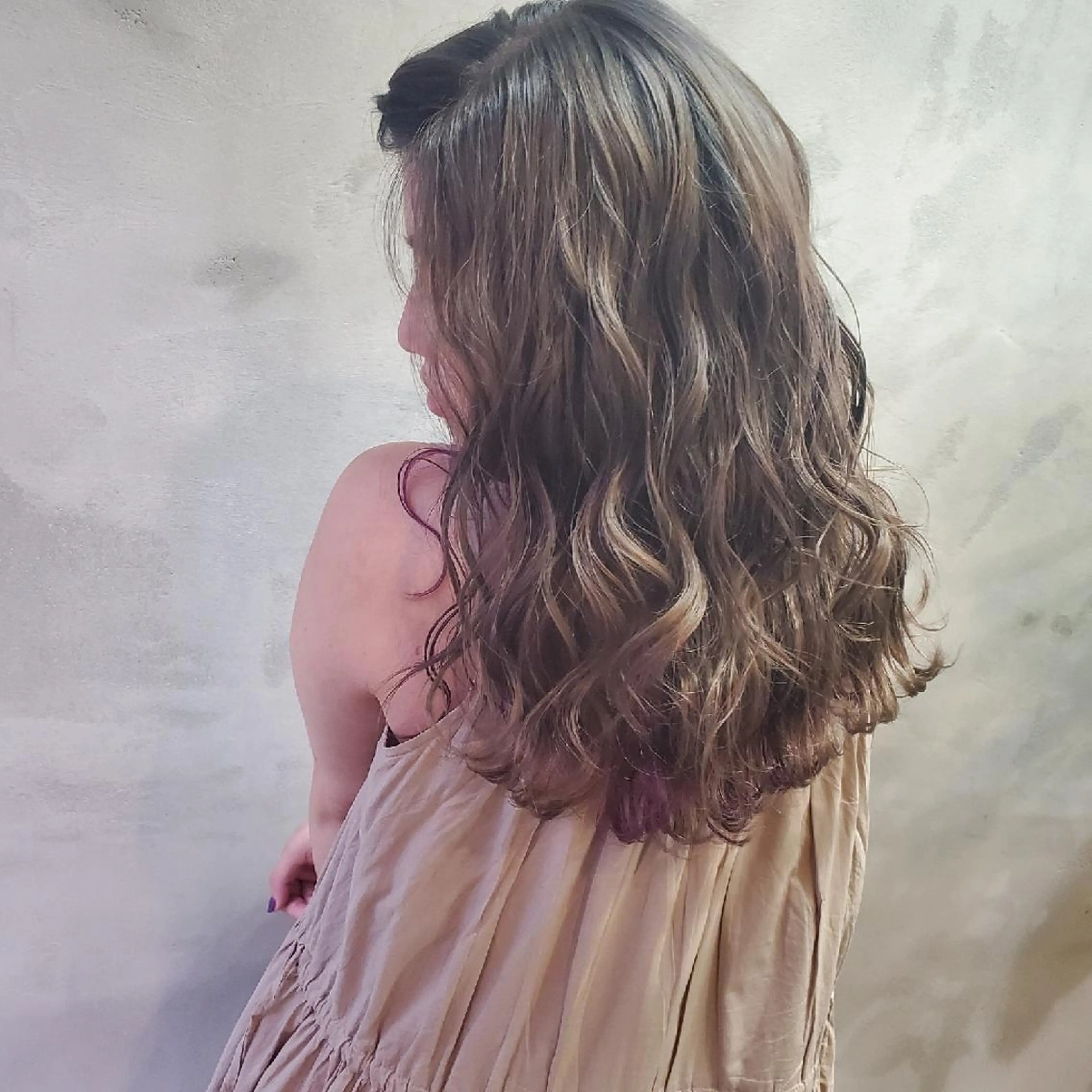 セミロング カラー ヘアアレンジ ポニーテール グレージュ インナーカラー パープルカラー Le Lien カジのヘアスタイル