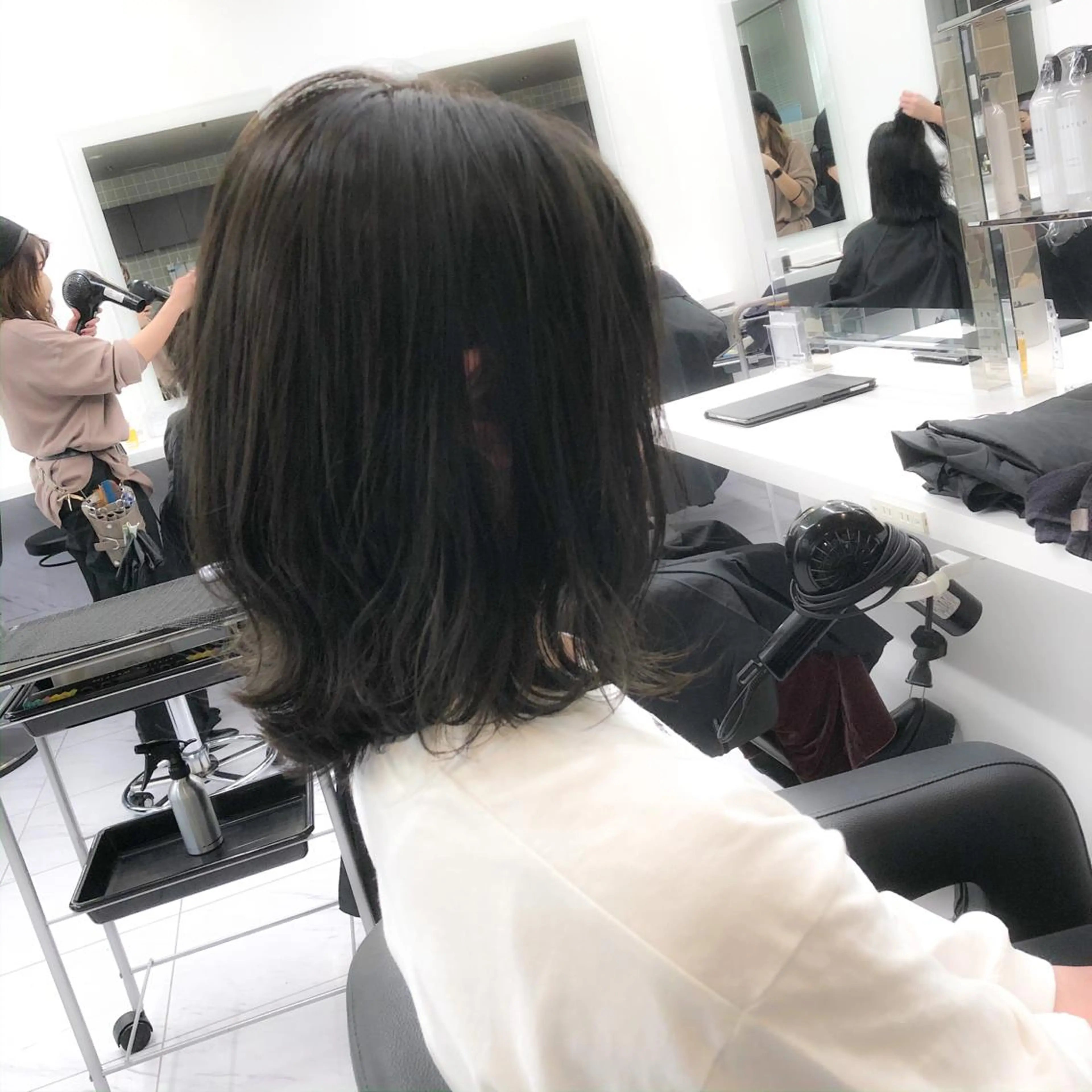 ミディアム カット ヘアカラー ハイトーン×レイヤー カットTAKUMIのヘアスタイル