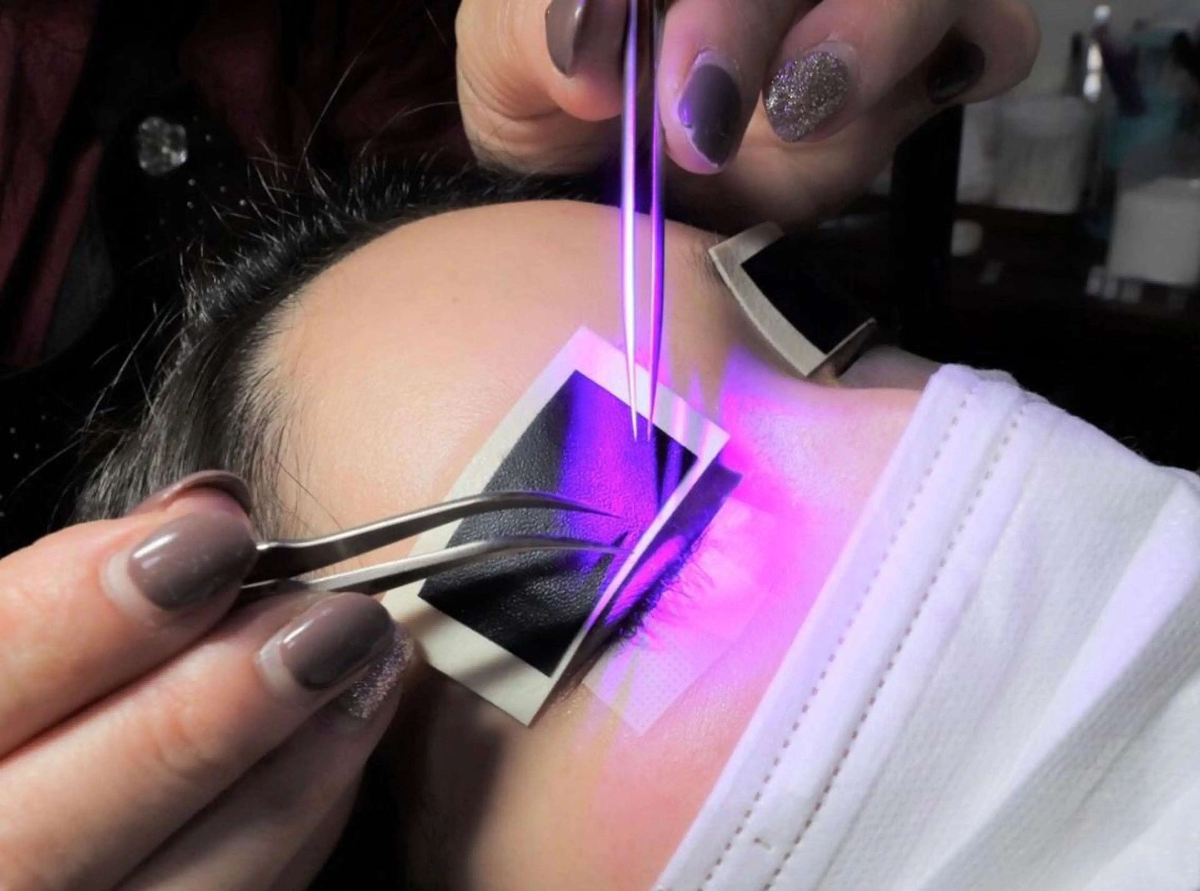 【LEDエクステ /LEDi Lash】120本 マツエクを諦めていた敏感肌さん必見/ノンアレルギーの特許取得LEDグルの写真