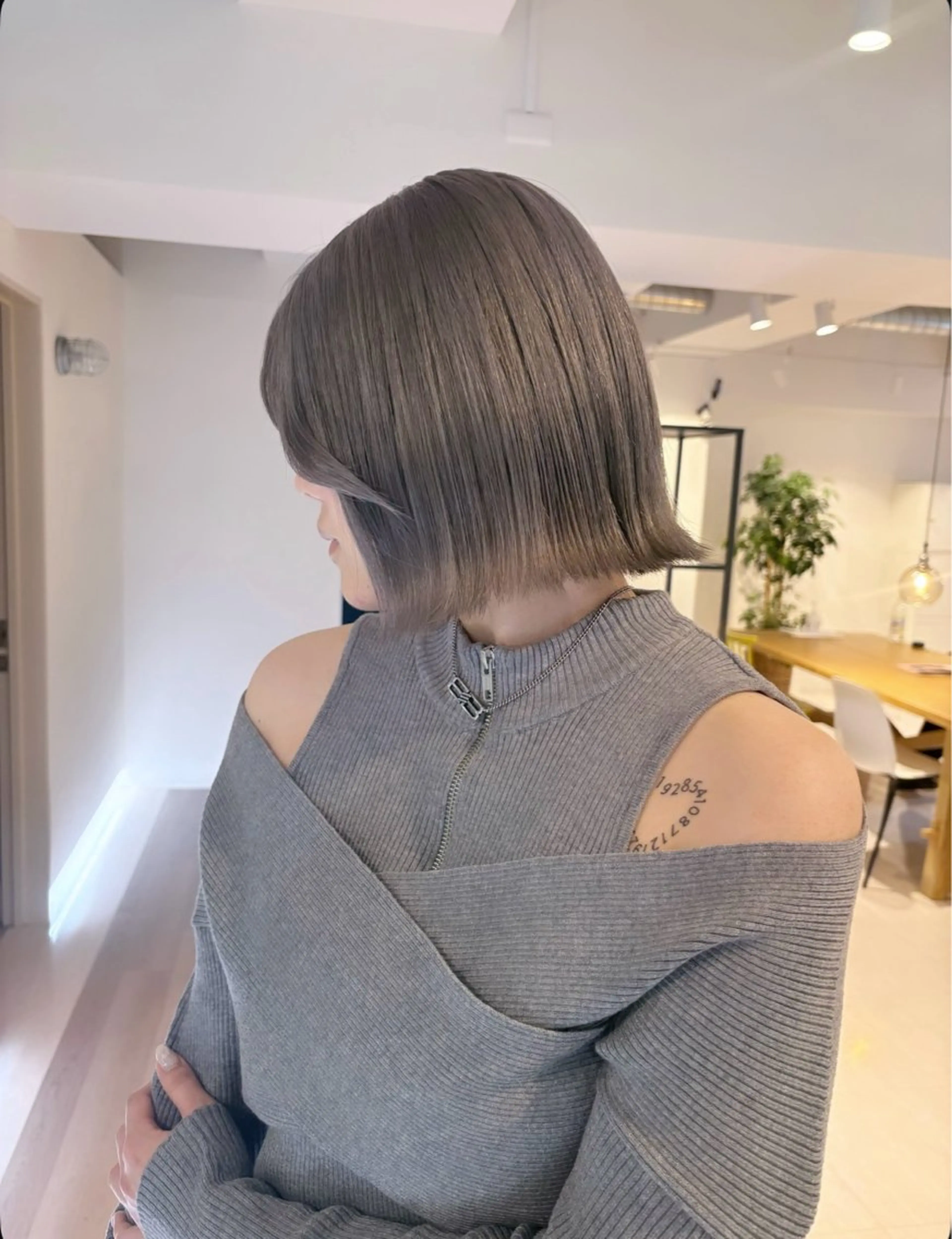 カラー ボブ ニトウ レイナのヘアスタイル
