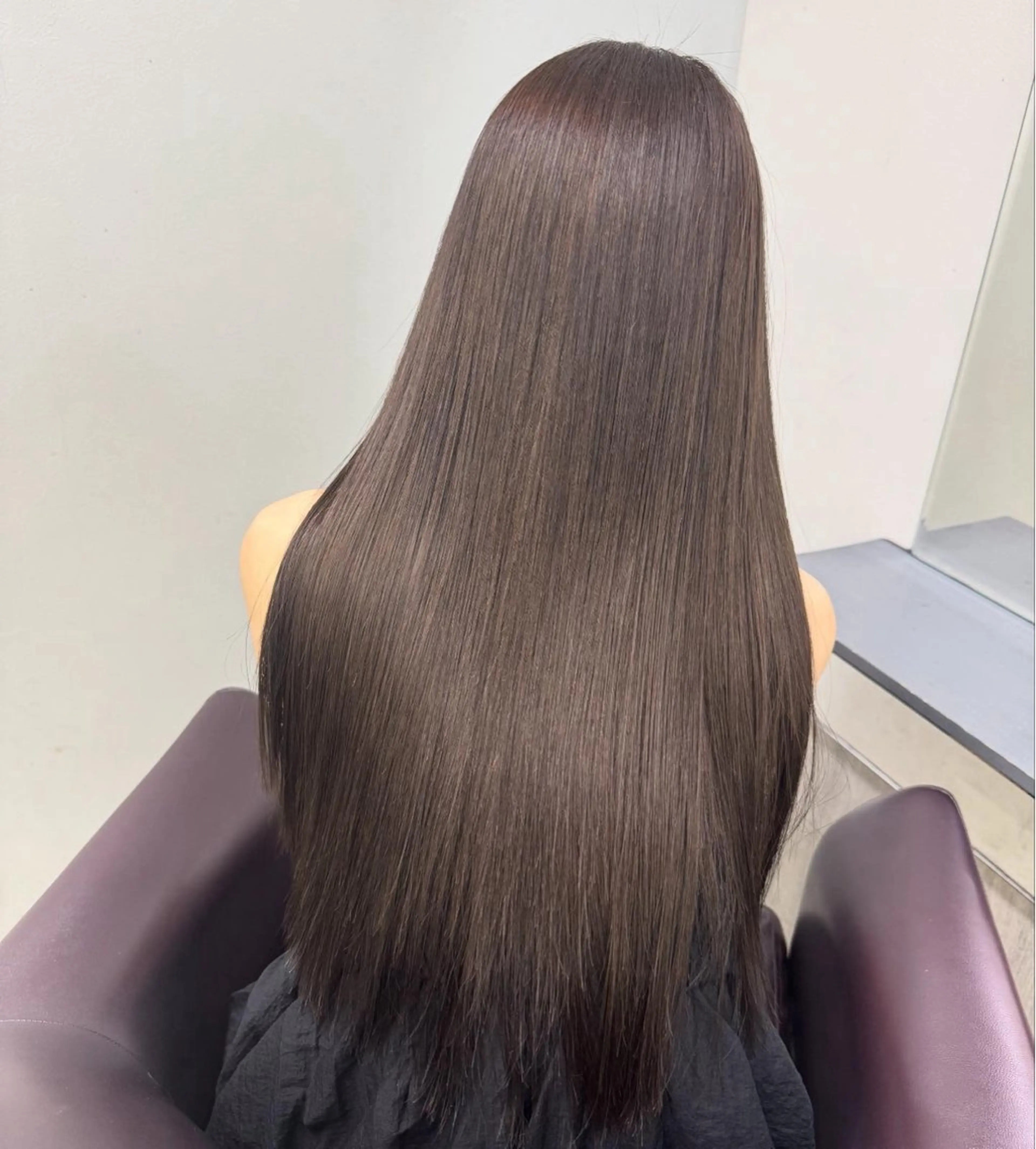 ロング カラー カット ヘアカラー トリートメント 赤みなしオリーブ ハイトーン×レイヤーのヘアスタイル