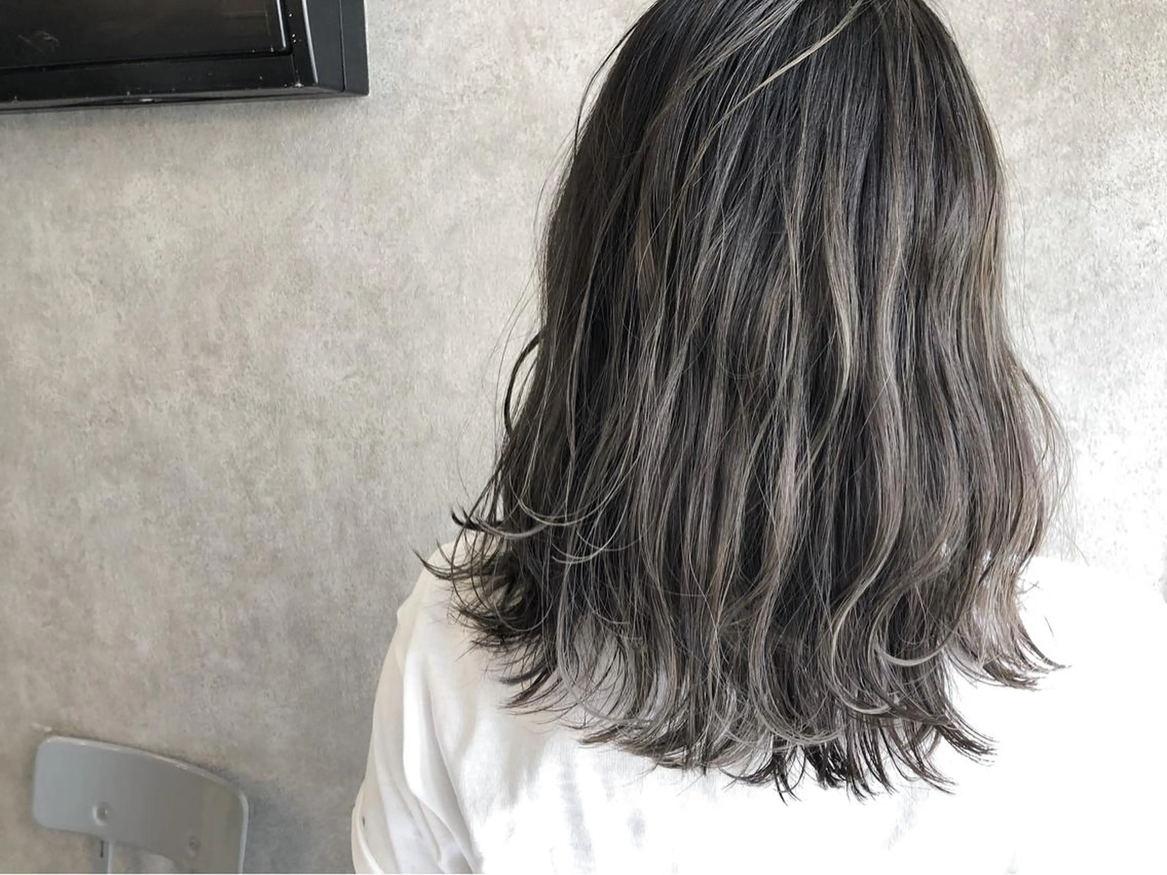 セミロング カラー 顔周りレイヤー/韓国 ブリーチminamiのヘアスタイル