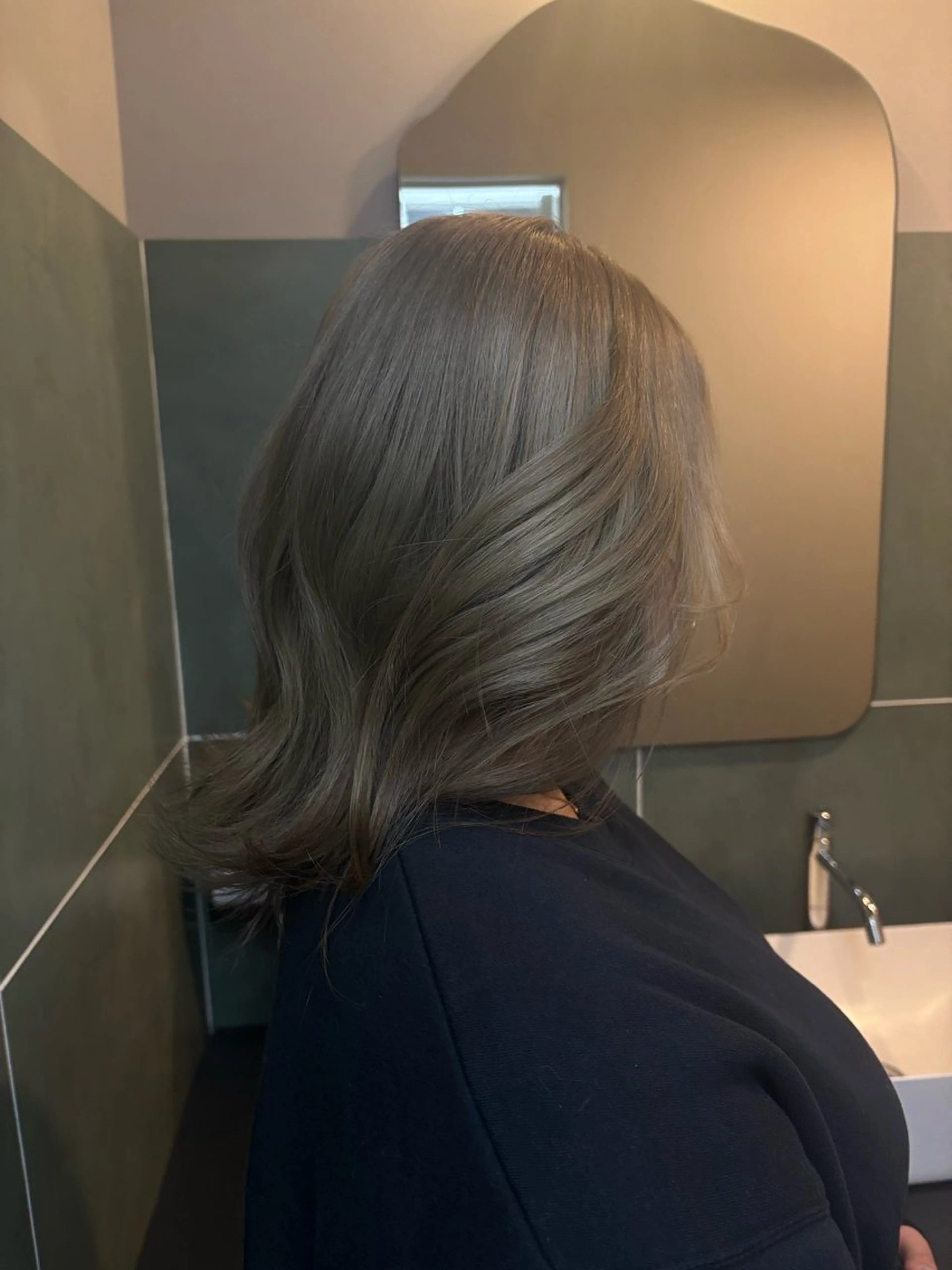 ミディアム カラー 伊藤 ゆいなのヘアスタイル