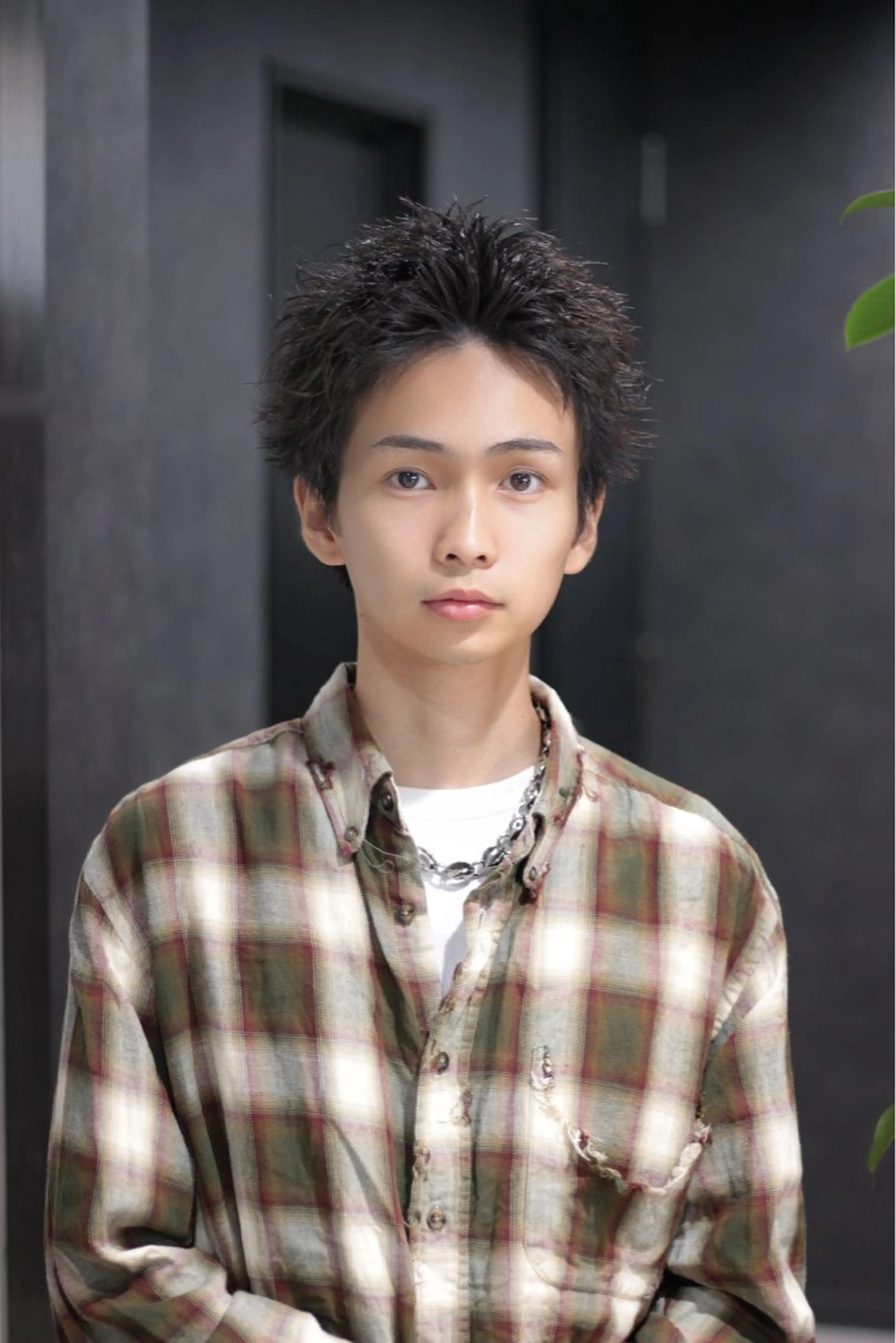 ショート カラー パーマ ヘアアレンジ メンズ メンズブリーチ センターパート メンズハイライト メンズハイトーン マッシュ スパイキー/フェザー /波巻き/かいとのヘアスタイル