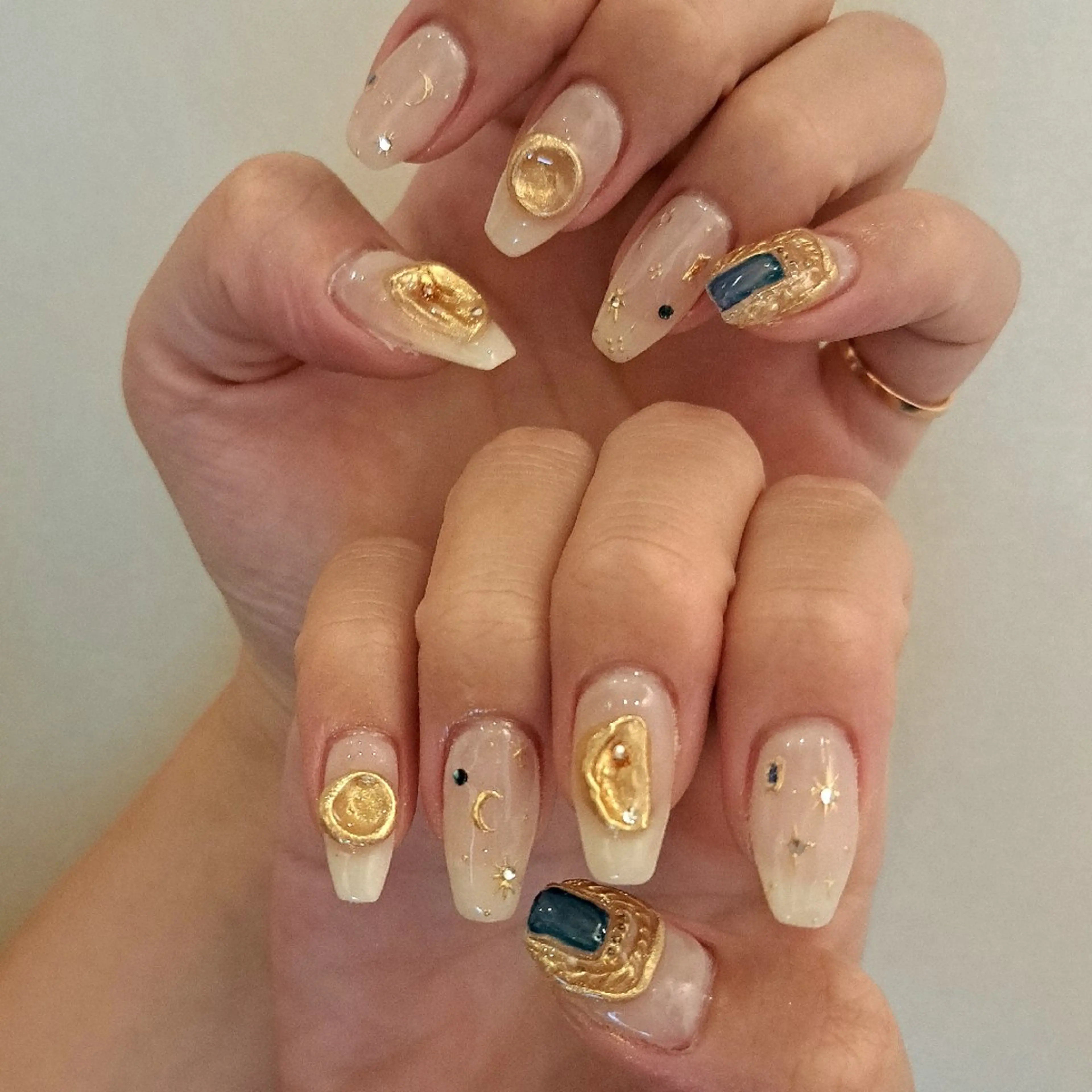 ネイル ゴールド キラキラネイル ミラーネイル ニュアンスネイル ぷっくりネイル Nail mood デザイン持ち込みokのネイルデザイン
