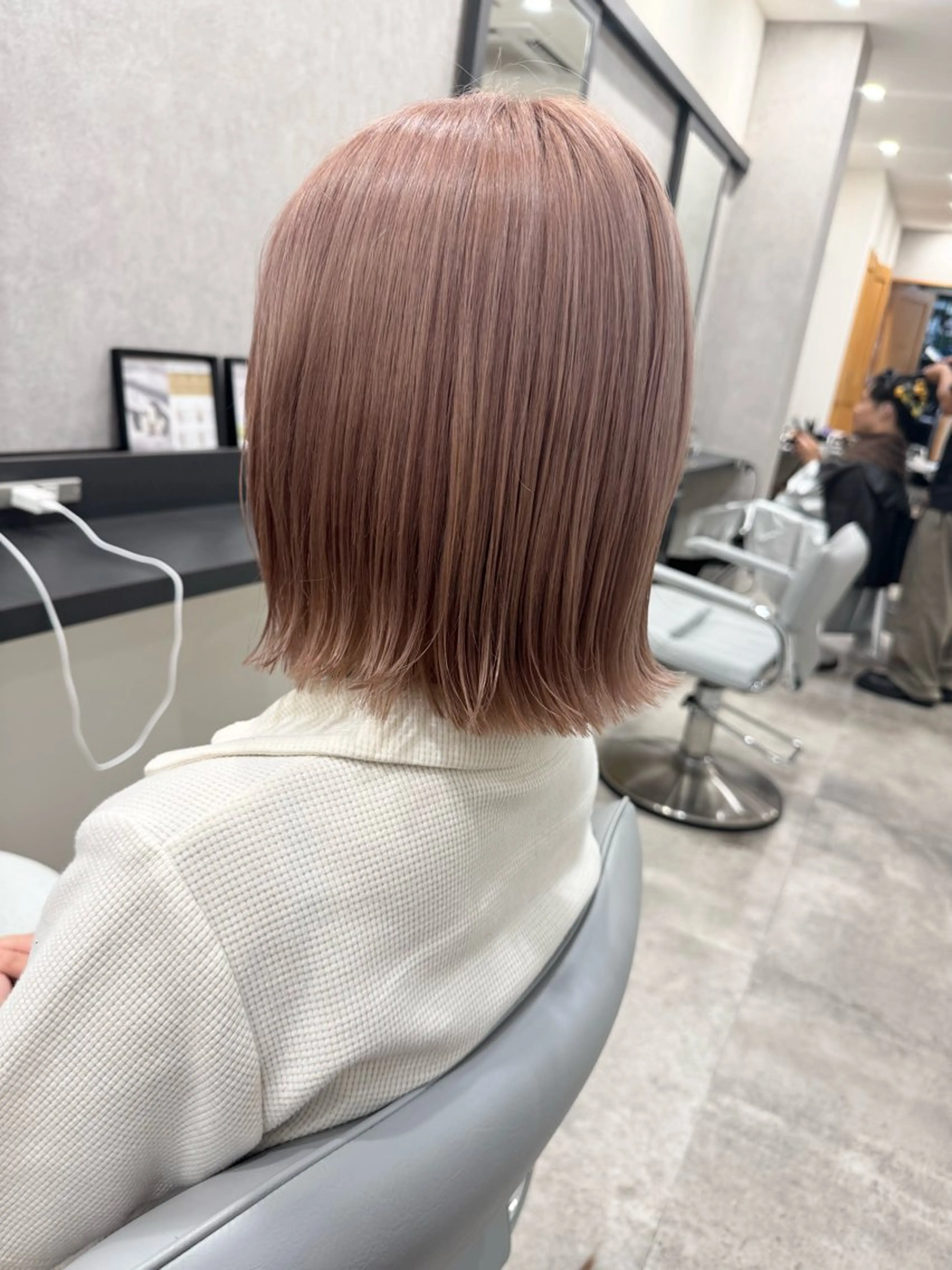 ミディアム カット ヘアカラー トリートメント RAISE by_WHITEのヘアスタイル