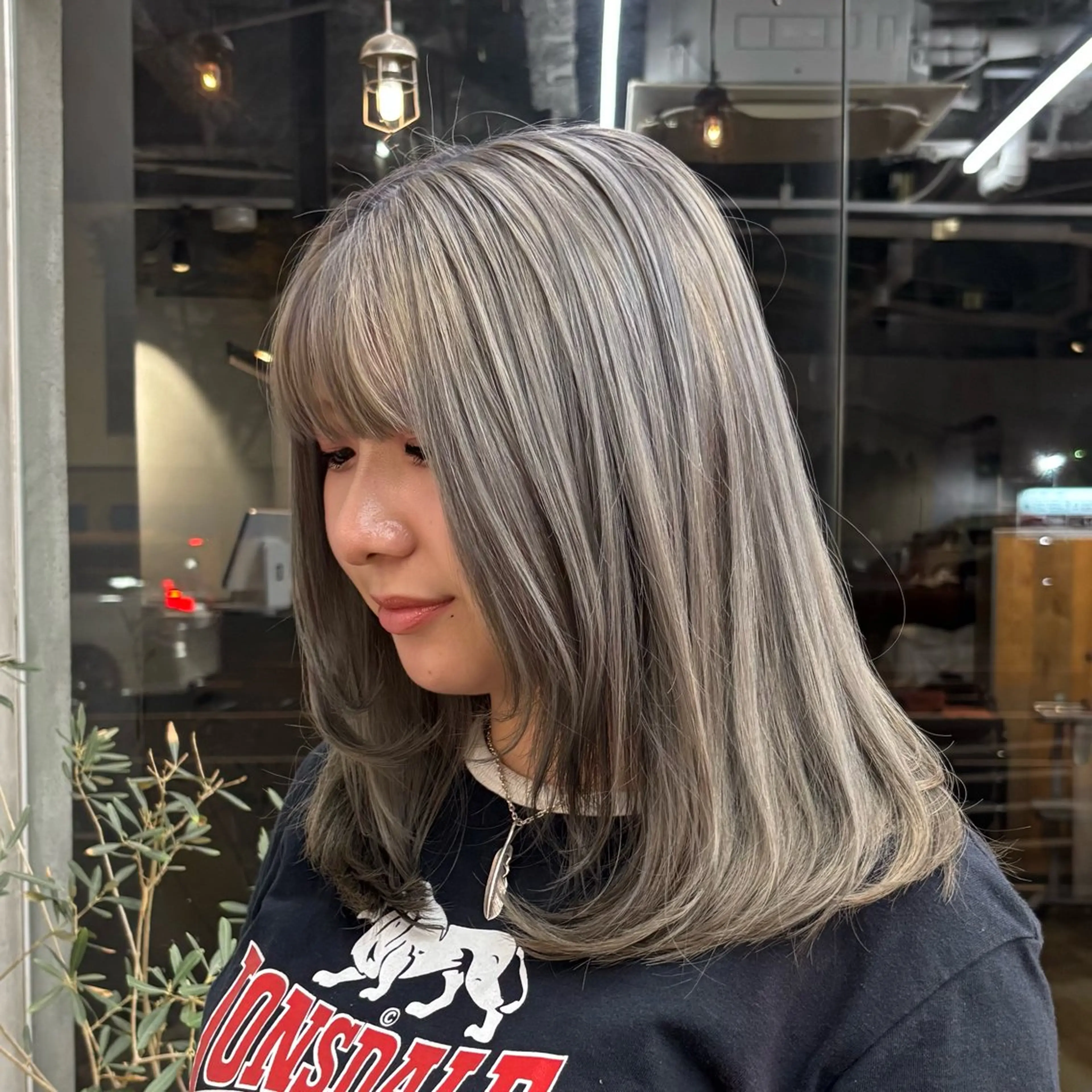 ミディアム カラー シルバー ヘアカラー BELO OSAKA マオのヘアスタイル