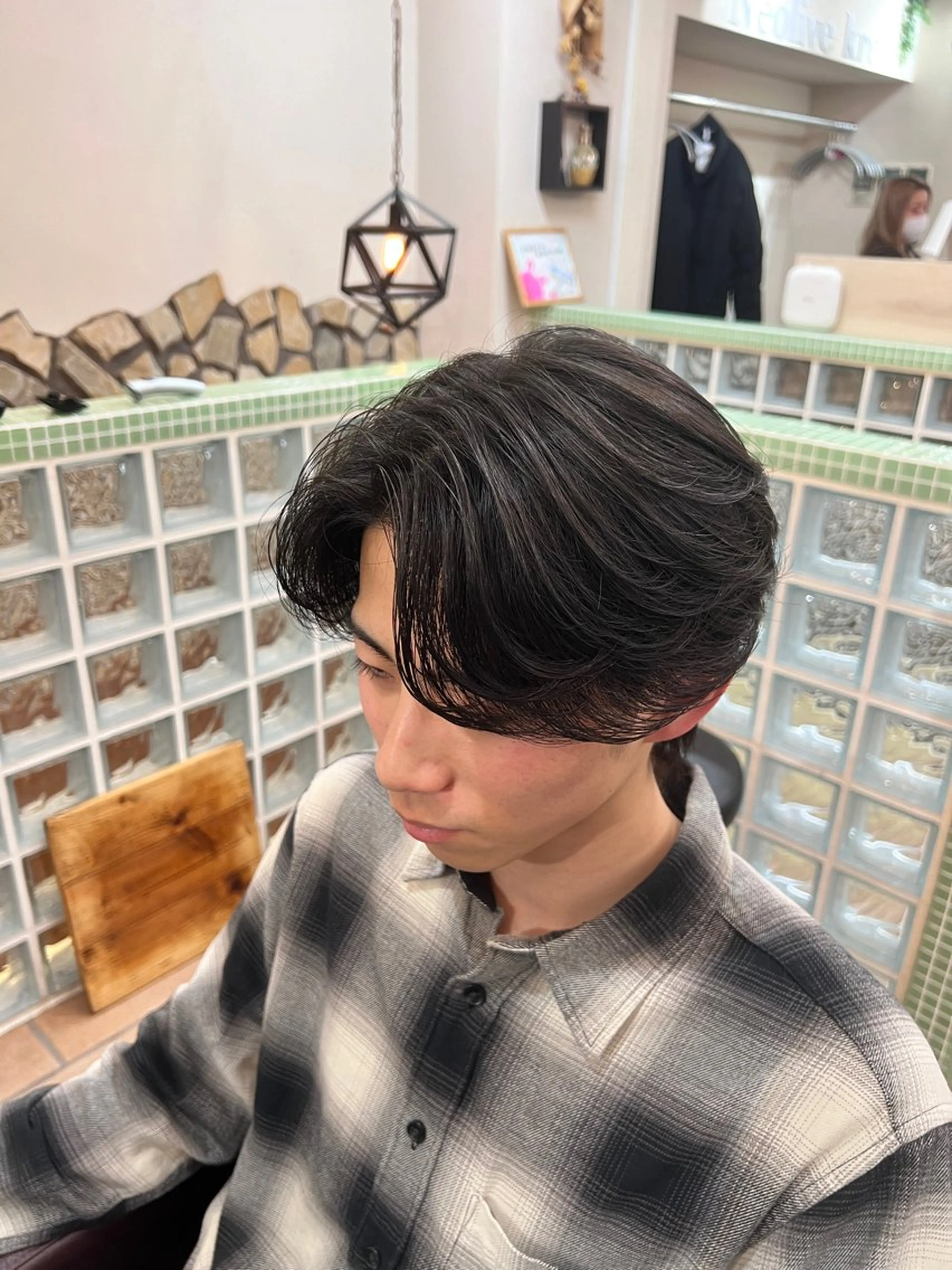 ミディアム パーマ メンズ ミディアムパーマ センターパート メンズ韓国風 メンズパーマ 韓国風ヘア カット パーマ メンズカットパーマ ✂️ JOYAのヘアスタイル