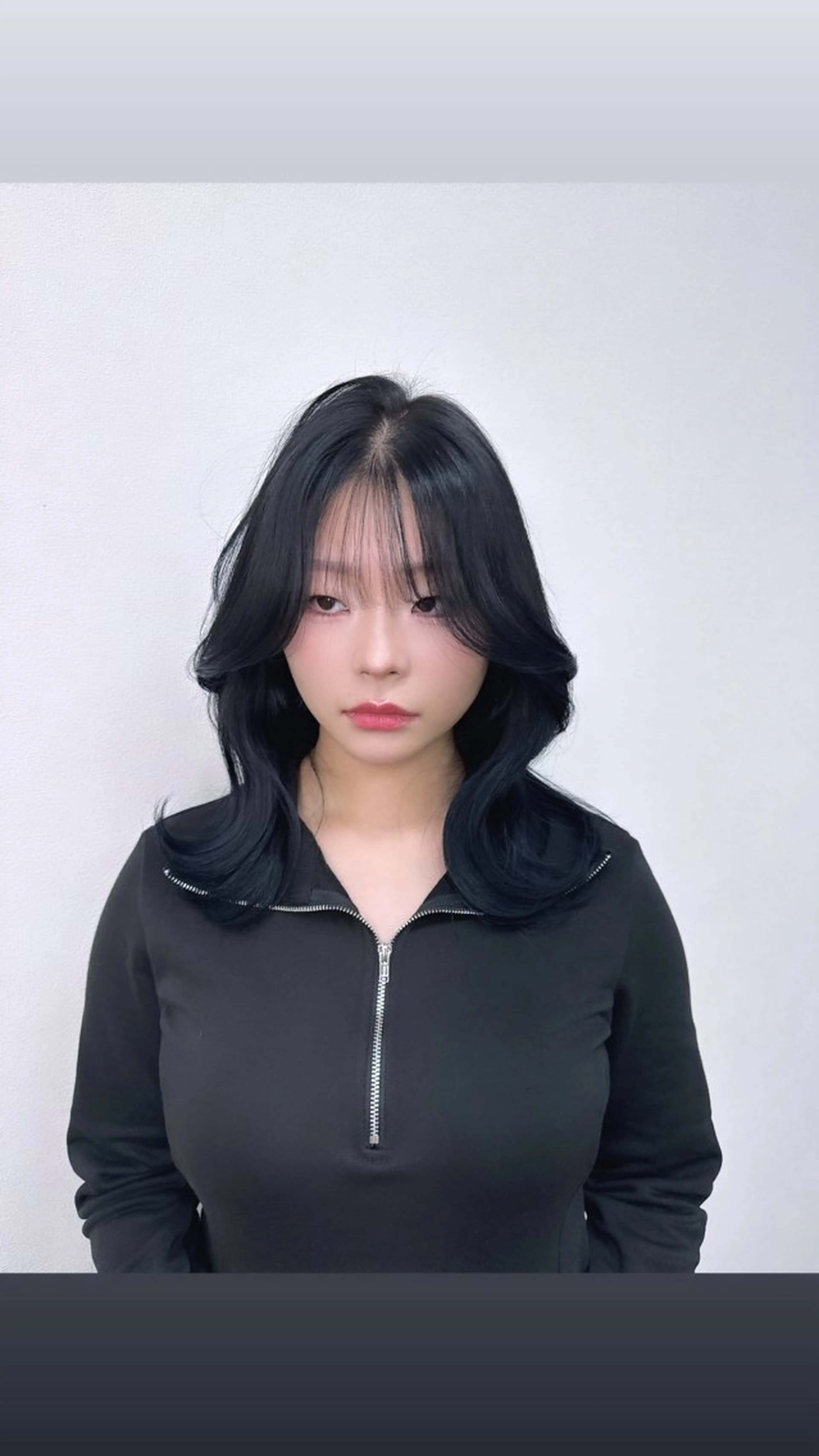 セミロング カラー ヘアアレンジ 黒髪 ブルーカラー ブルーブラック くびれヘア 韓国風ヘア カット ヘアカラー トリートメント 酸性縮毛矯正🧴韓国 レイヤー/髪質改善のヘアスタイル