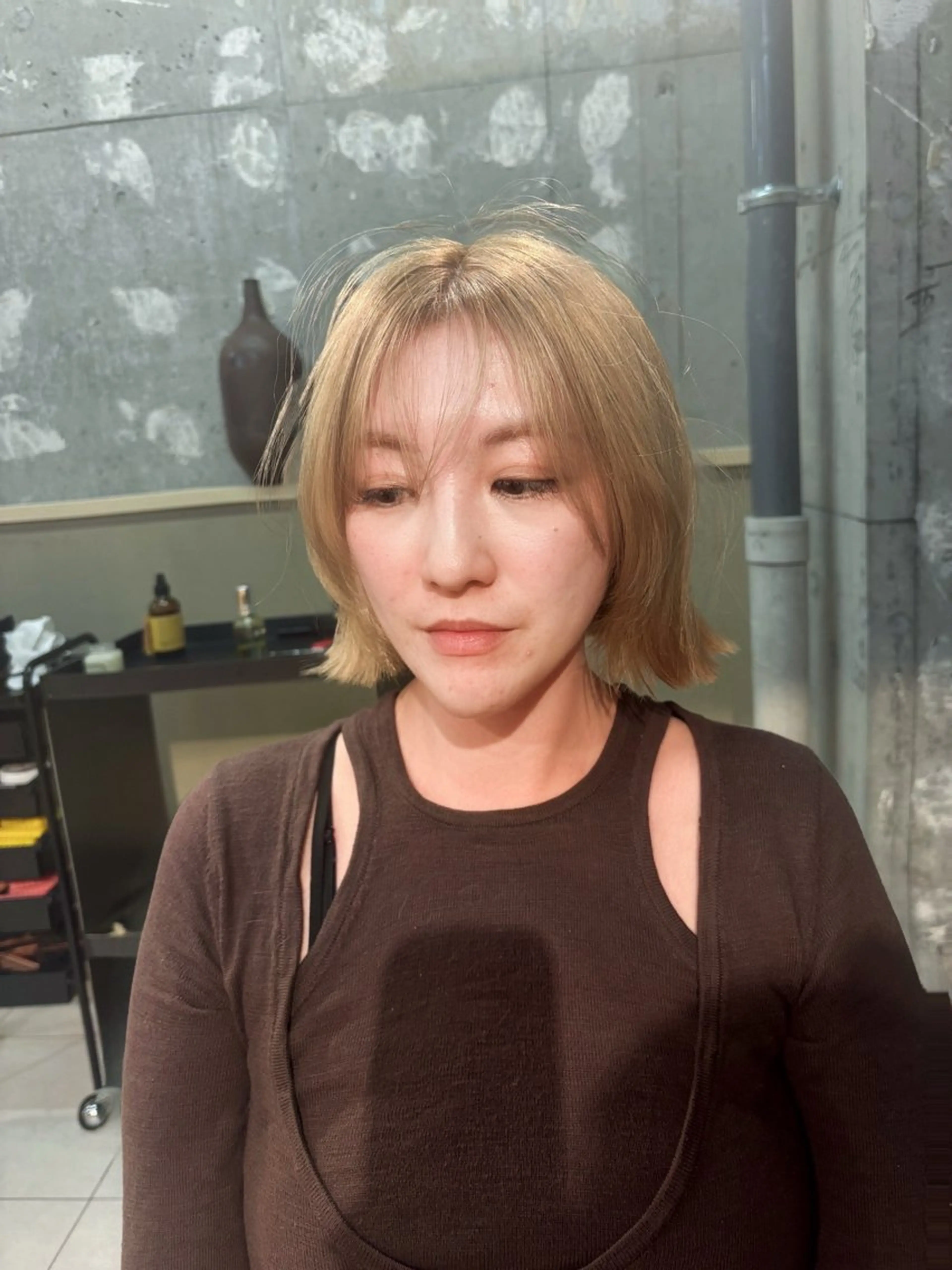 ショート 艶ブリーチカラー 美髪ストレートのヘアスタイル