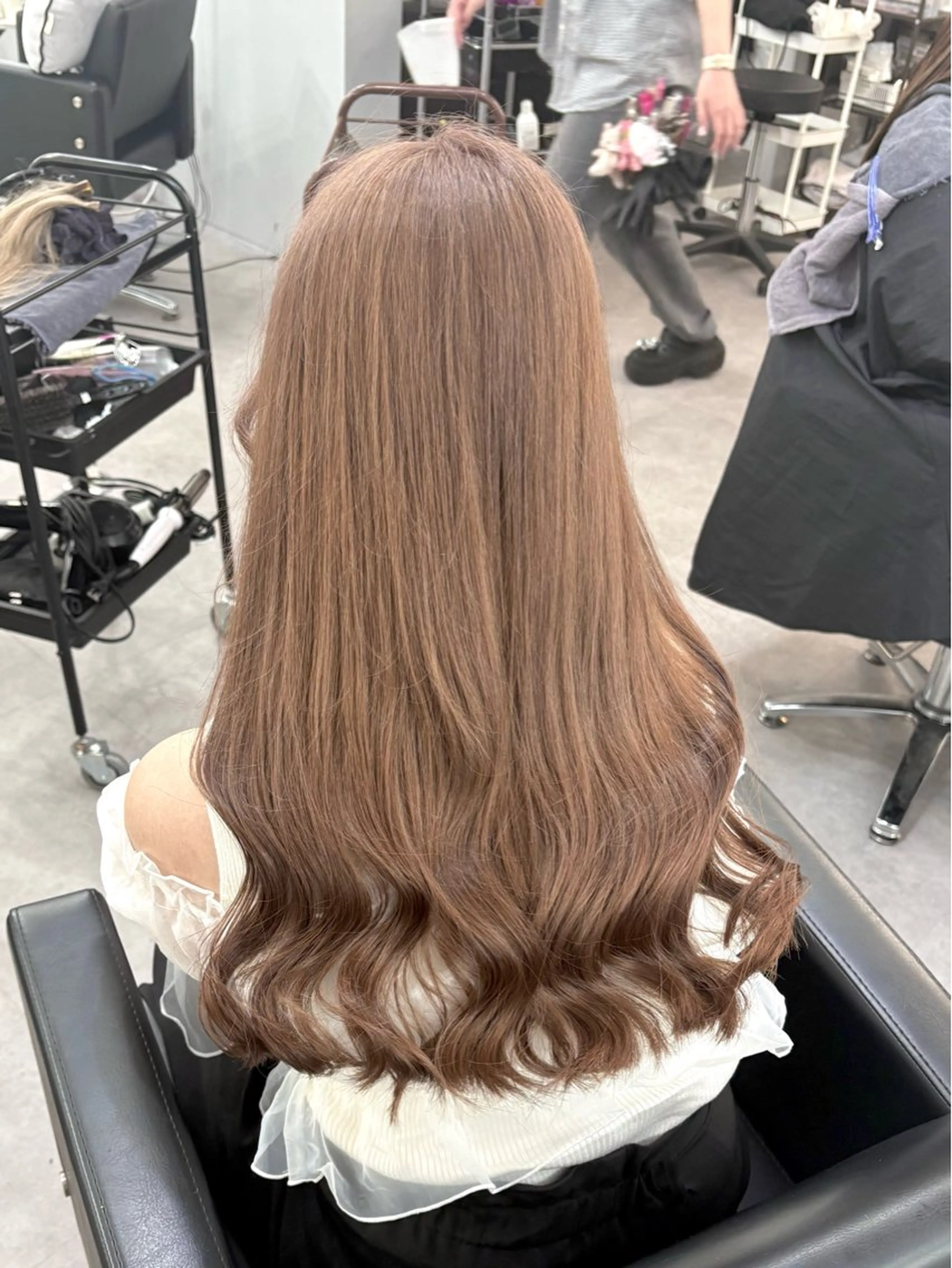 ロング カラー 大阪ケアブリーチ/ ミルクティーベージュのヘアスタイル