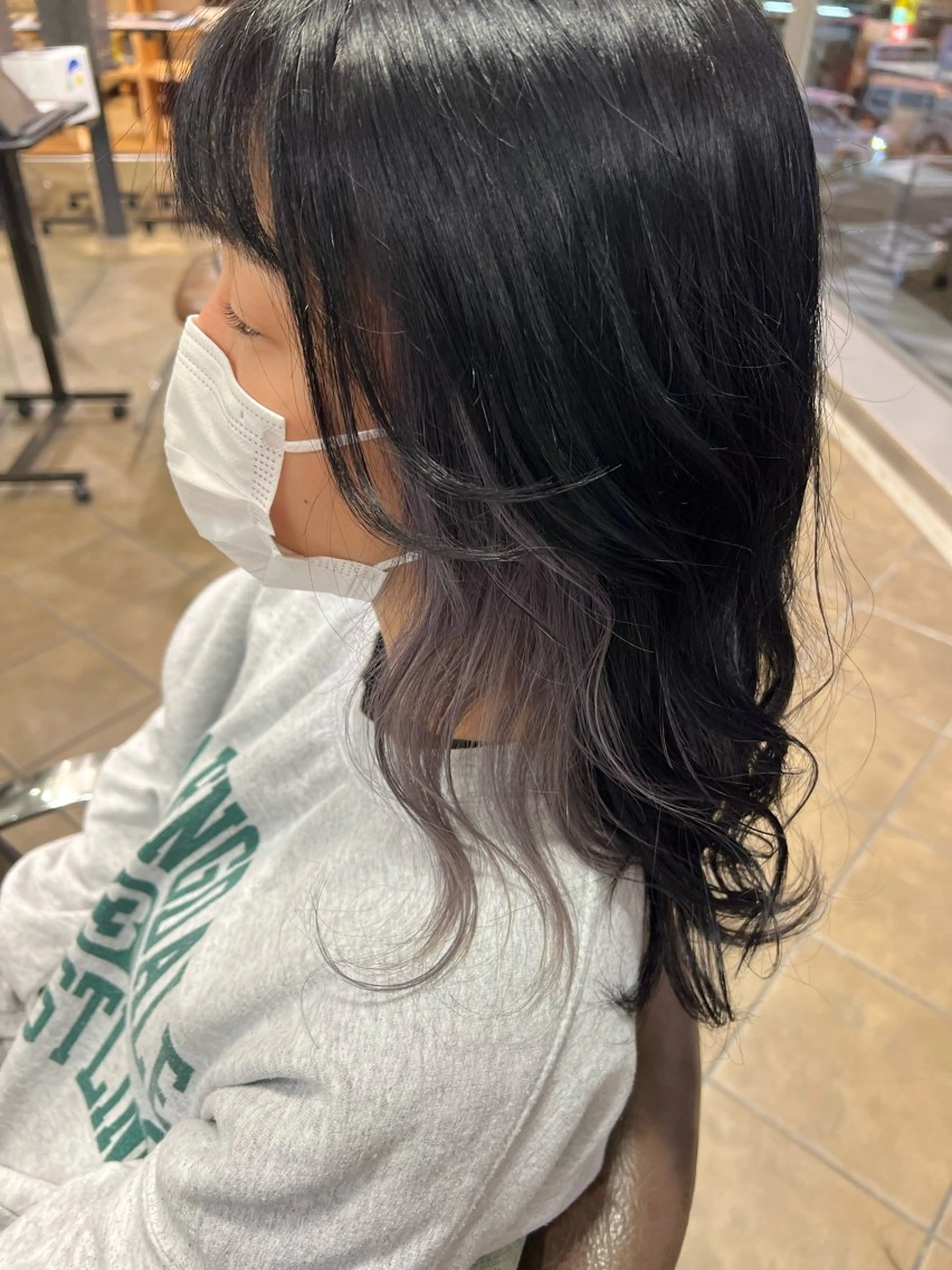 セミロング カラー インナーカラー カット ヘアカラー メテオ ／ヘアカラー 西川菜実のヘアスタイル