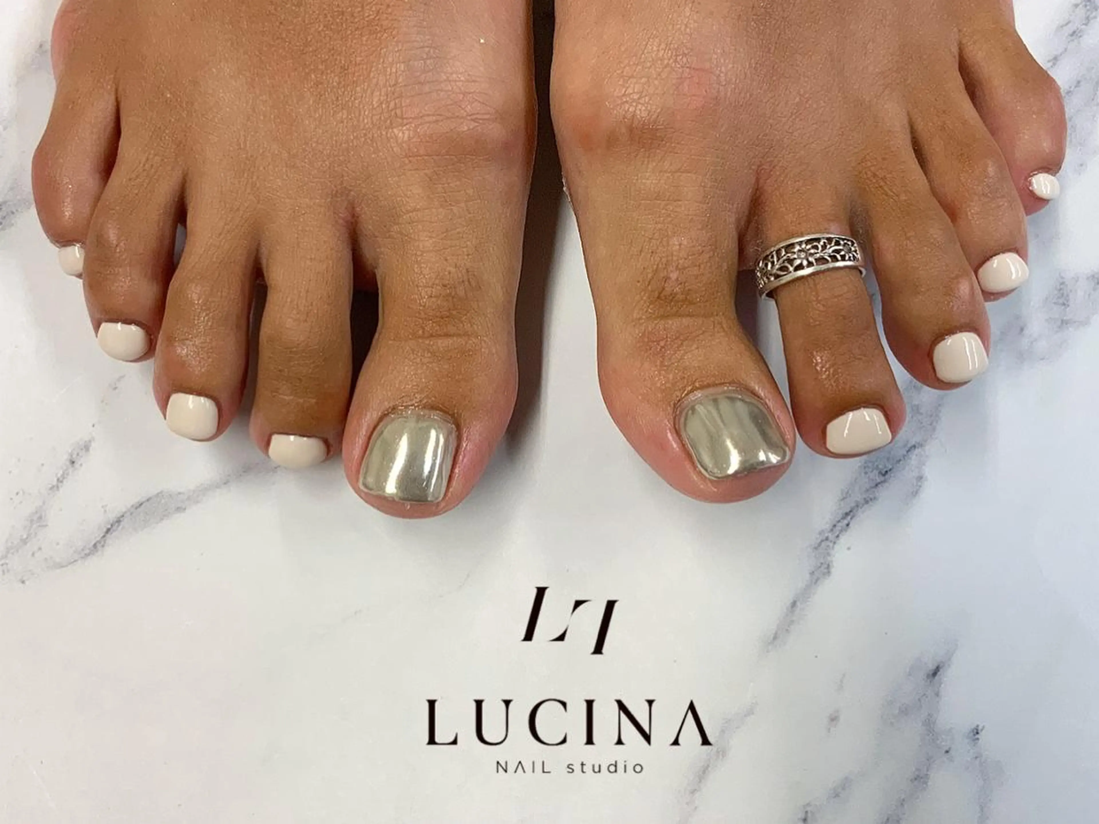 ネイル フットネイル ミラーネイル ワンカラーネイル 新橋 ルキナ スタッフのネイルデザイン