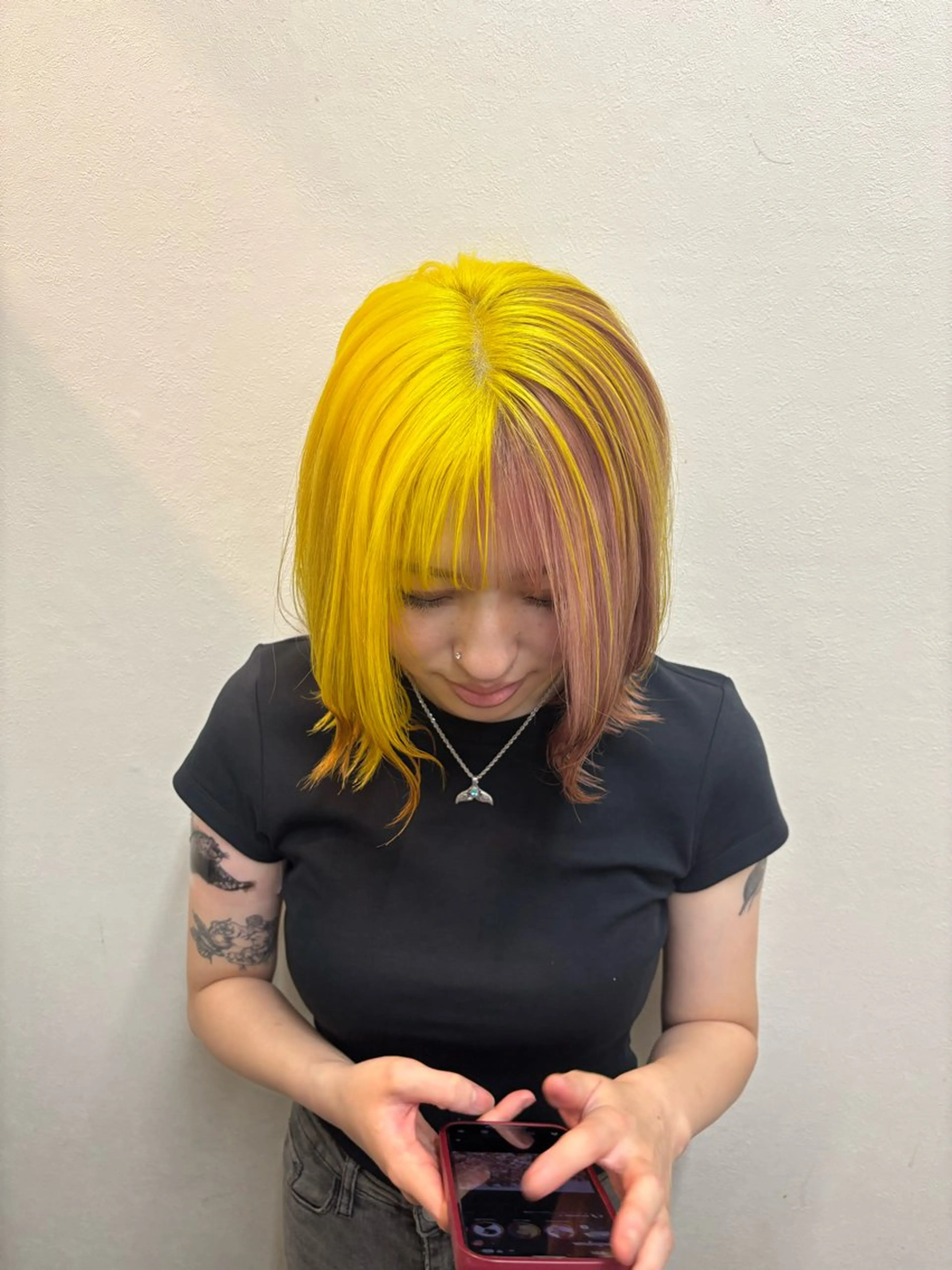 ミディアム ツートーンカラー イエローカラー ピンク🌸/暖色/ ブリーチ/横浜/金光のヘアスタイル