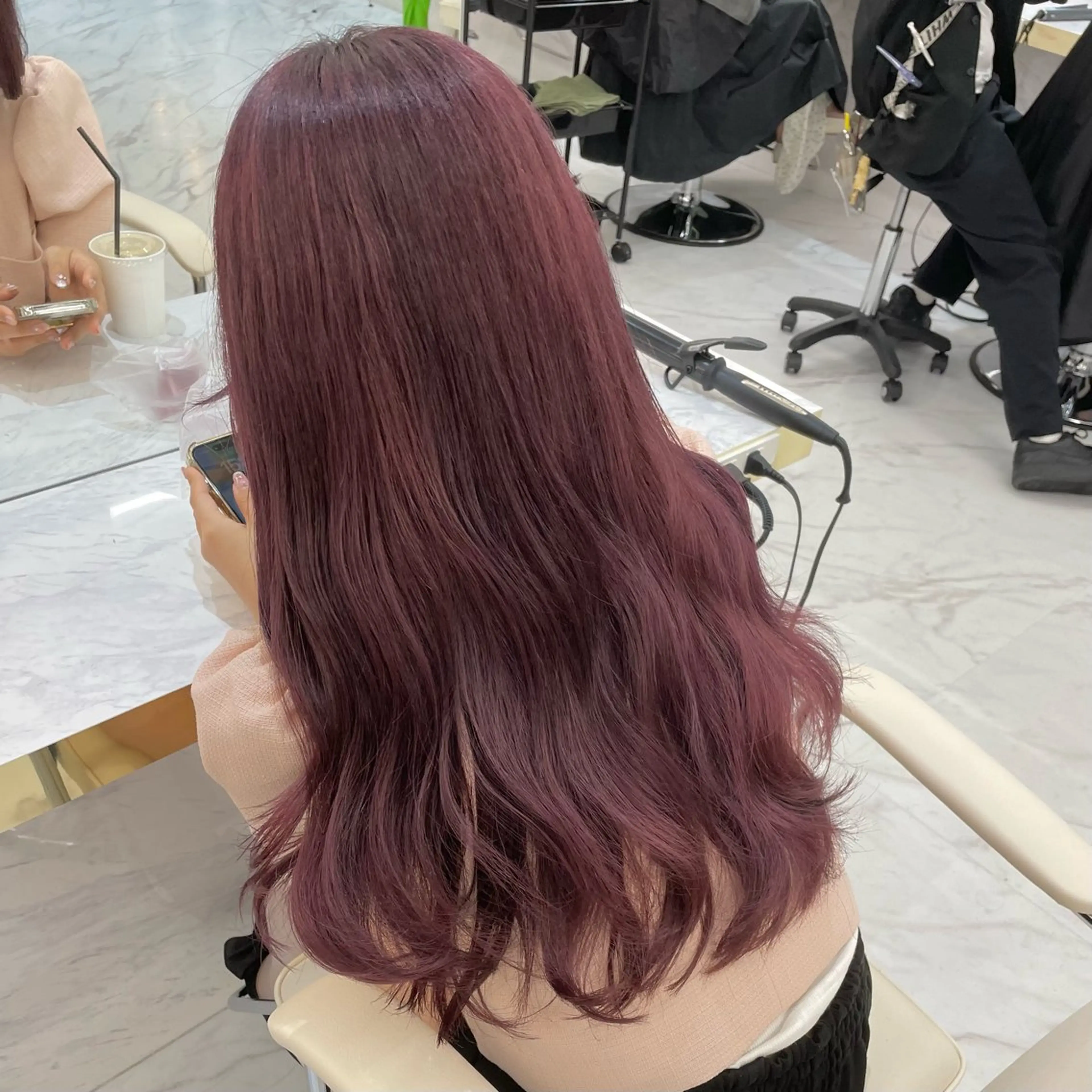 ロング ケアカラー くびれヘア 髪質改善 ヨシンモリ 韓国風ヘア ヘアカラー aku💞韓国風🩷 ピンクカラー🎀🩷のヘアスタイル