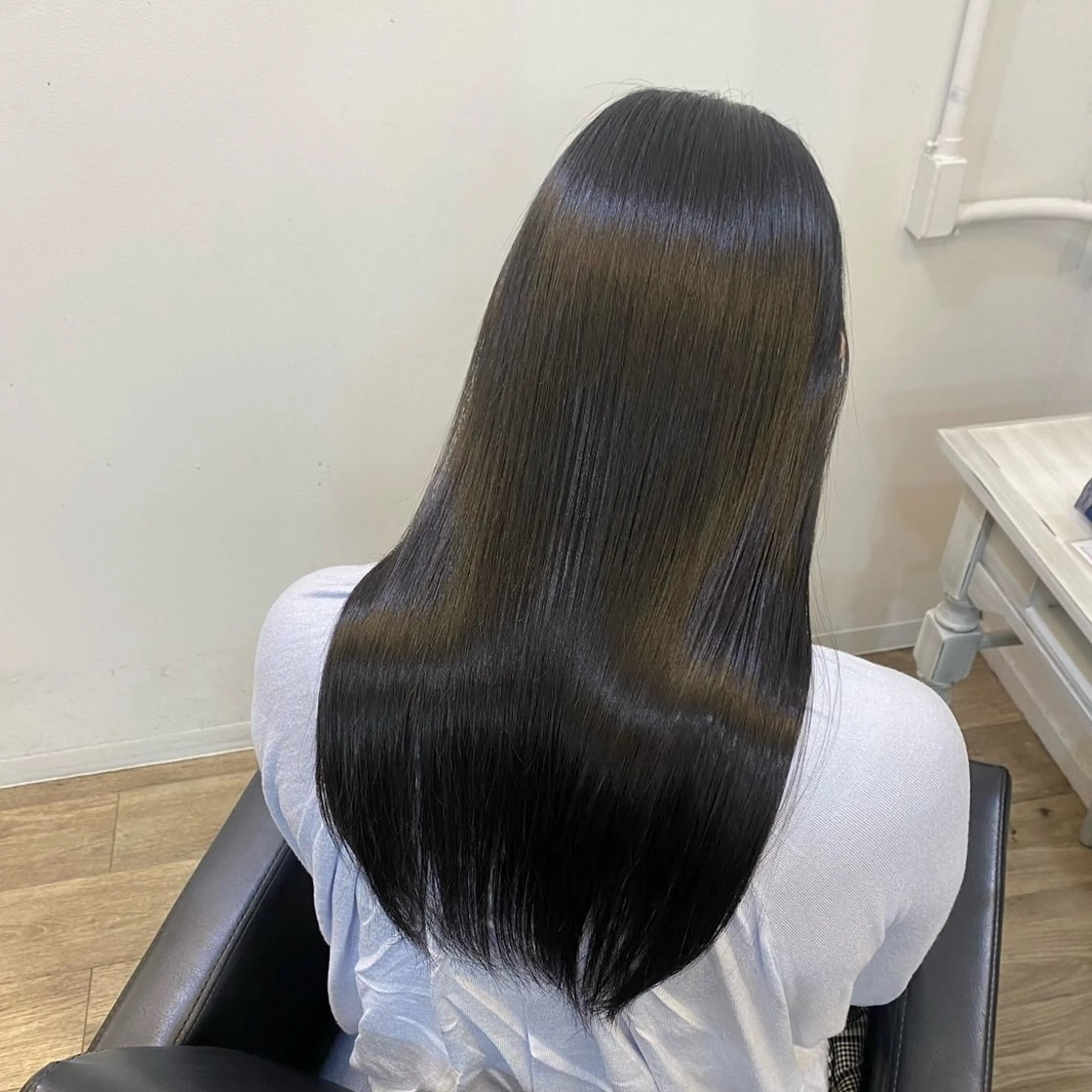 ロング カラー パーマ ベージュカラー 黒髪 ブルーカラー ブルーブラック ブラウンカラー カット ヘアカラー 縮毛矯正 トリートメント akira｜ 透明感ベージュ｜梅田のヘアスタイル