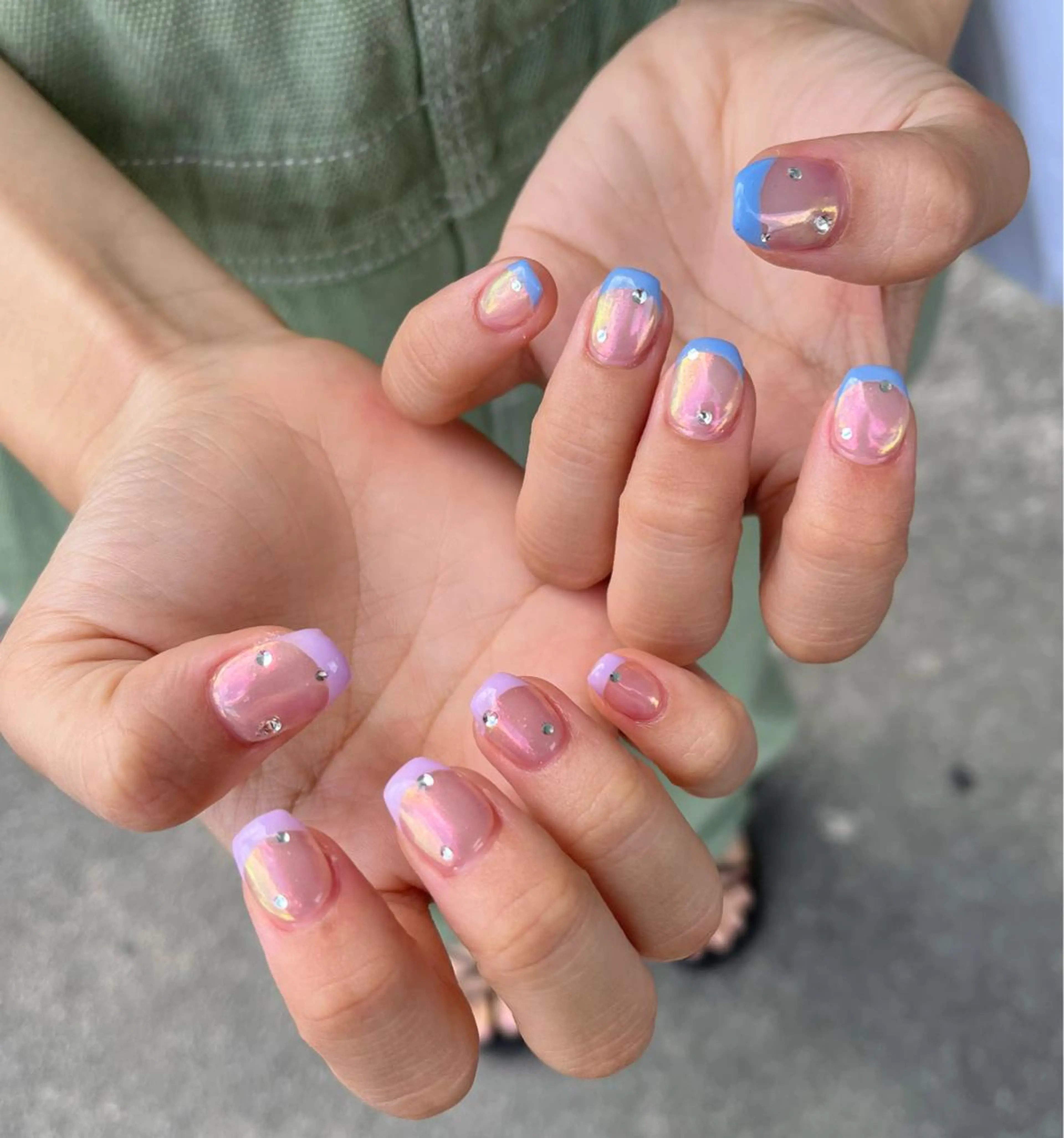 ネイル オーロラネイル フレンチネイル ジェルネイル キラキラネイル 韓国ネイル ハンドネイル nails' it...のネイルデザイン