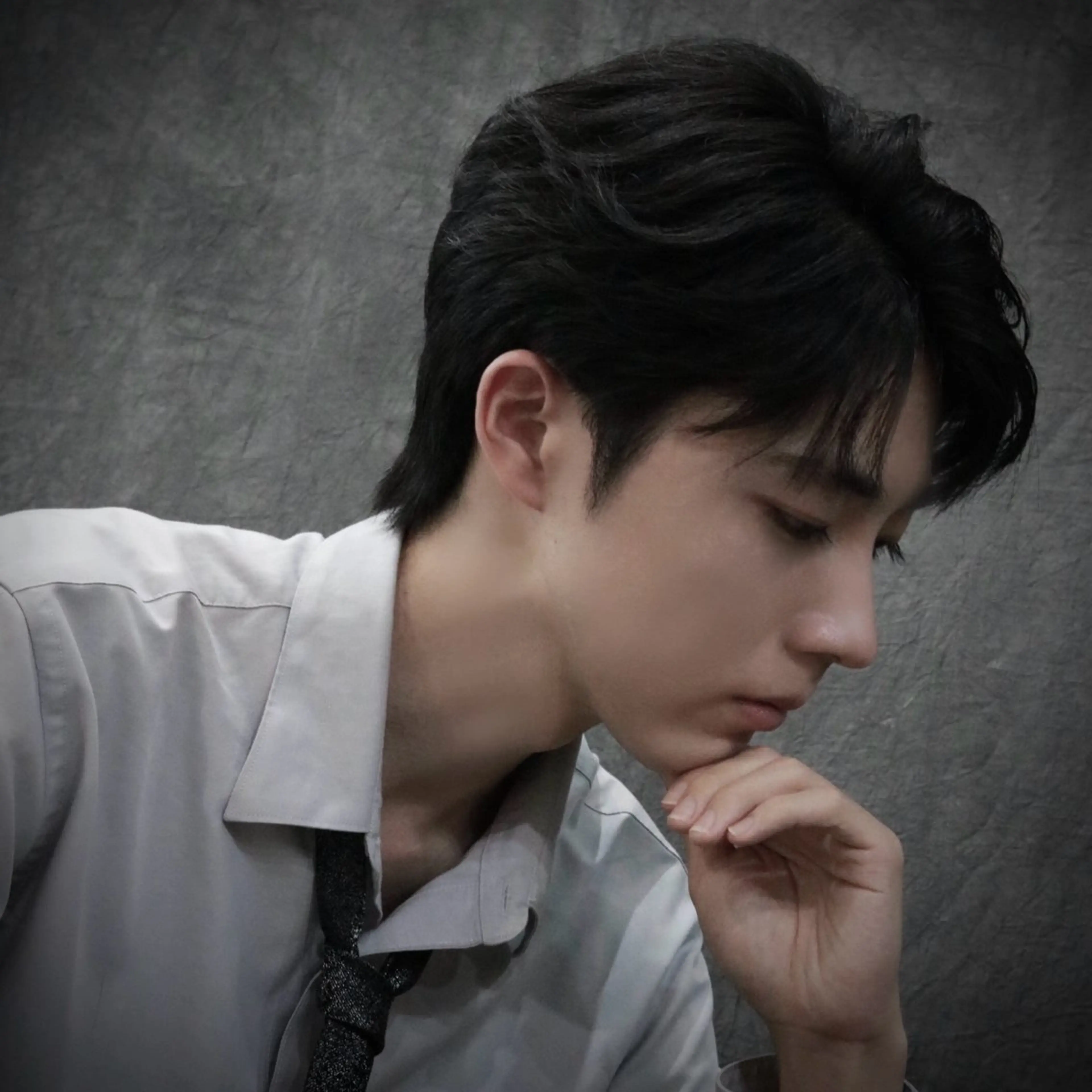 ショート メンズ メンズブリーチ センターパート ダウンパーマ メンズハイトーン メンズ韓国風 カット パーマ メンズカット特化🐺 ウルフ[店長]置塩祥のヘアスタイル