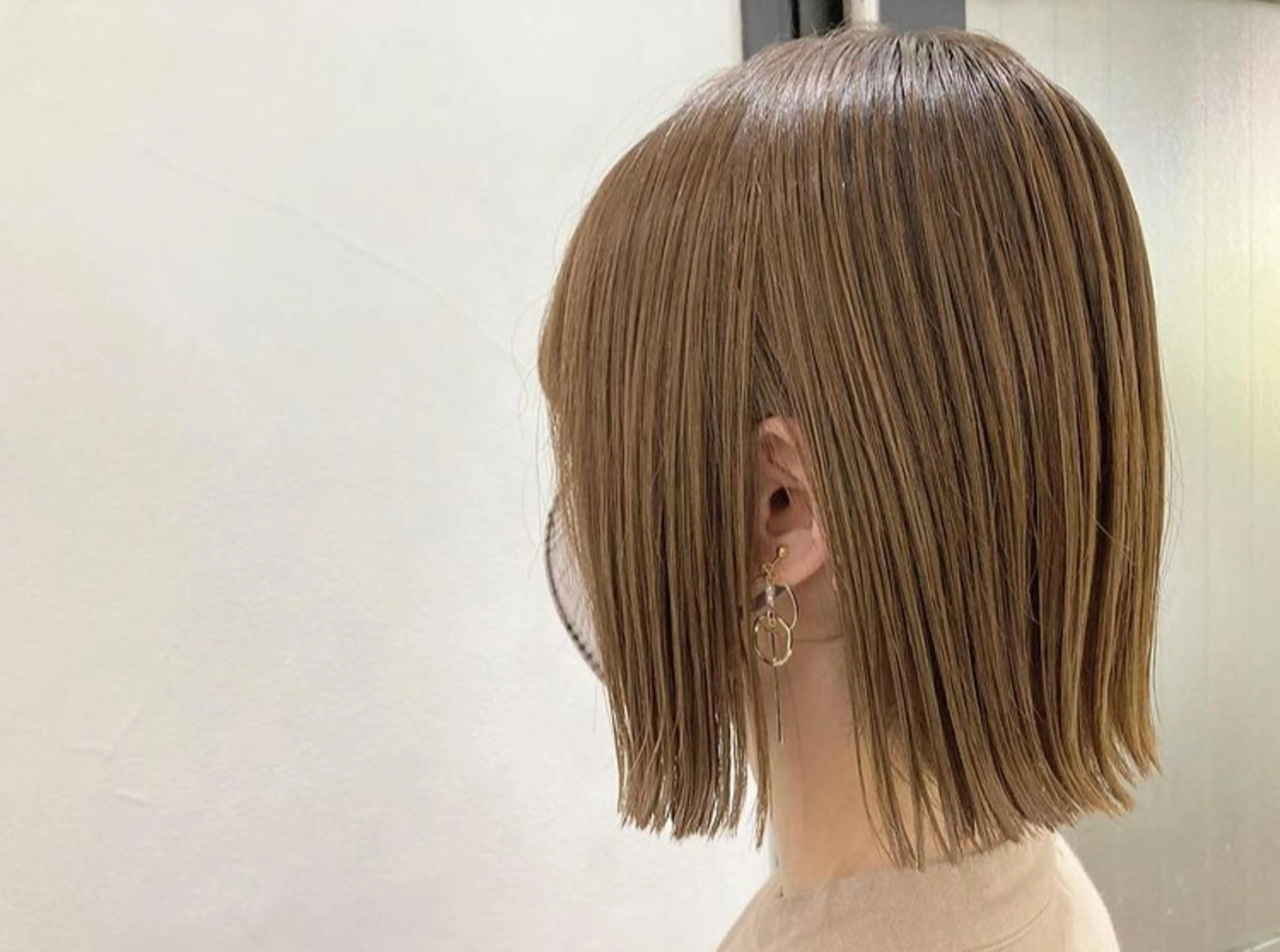 ショート カラー ヘアアレンジ 切りっぱなしボブ ハイトーンカラー ボブ レイヤーカット ショートヘア エグチ アキラのヘアスタイル