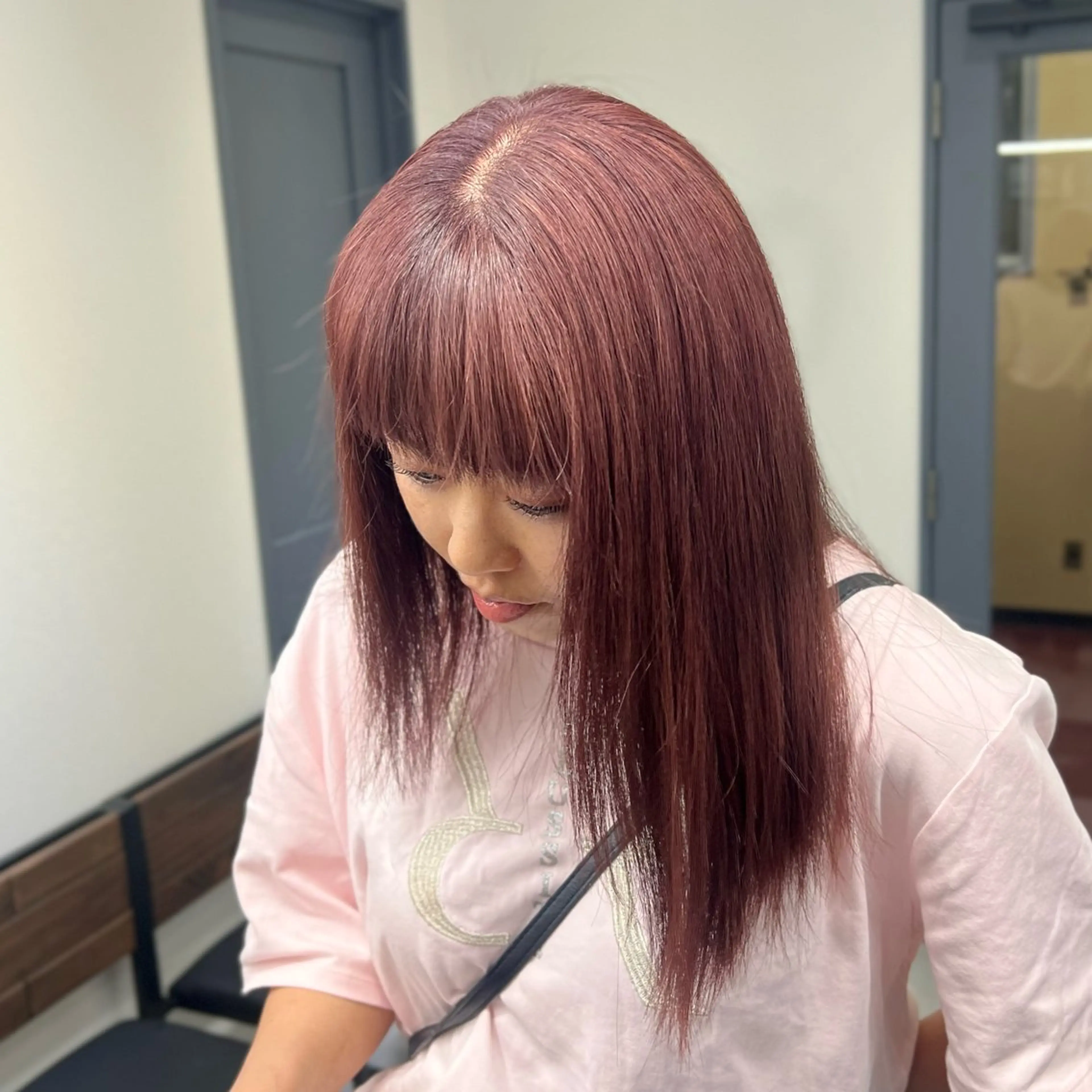 セミロング カラー シールエクステ ブリーチ ボルドーカラー ブラウンカラー 透明感カラー ショート/ウルフ カットモデル募集のヘアスタイル