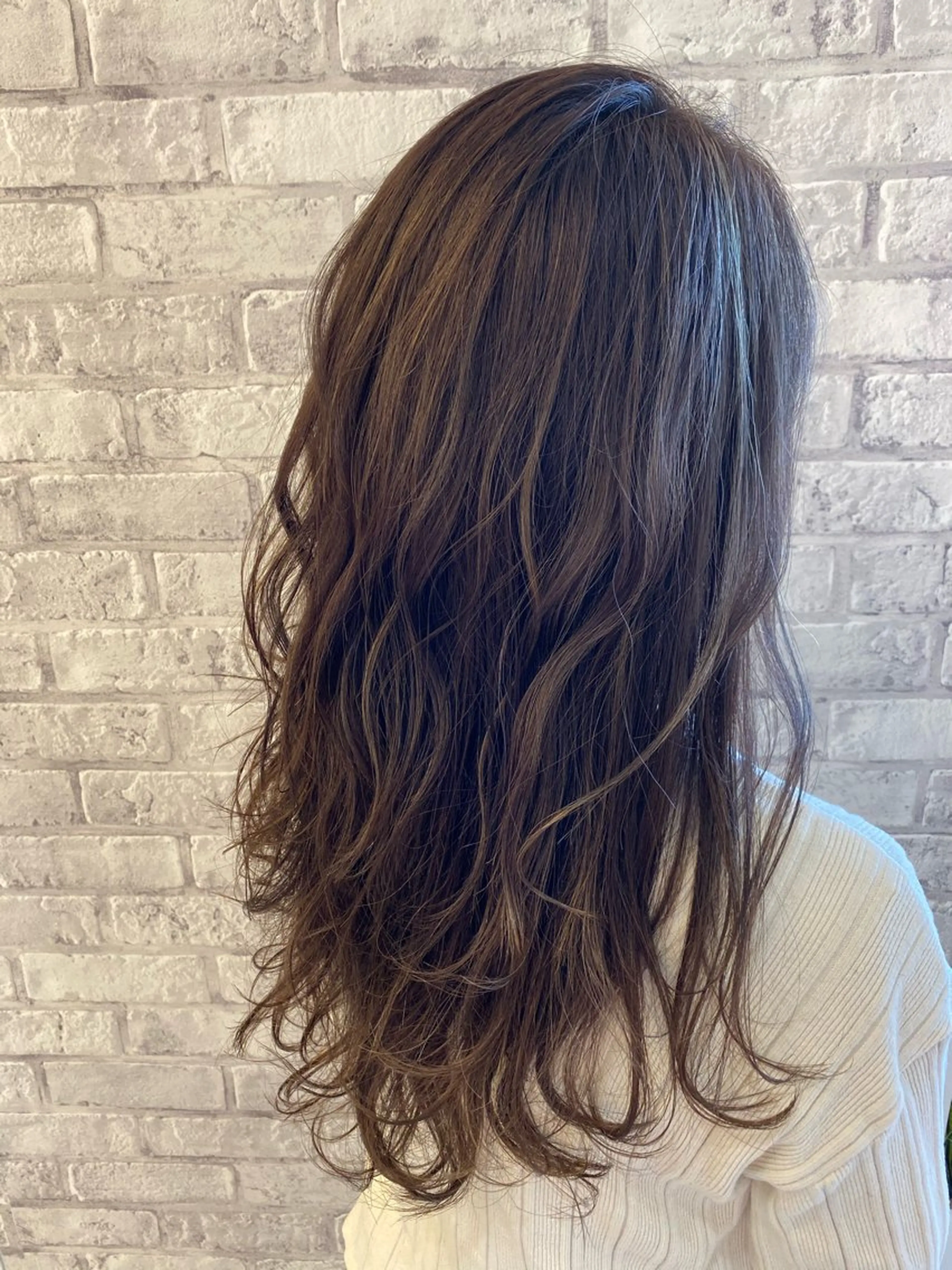 ロング カラー ブリーチ 透明感カラー ダブルカラー グレージュ ブリーチなしカラー カット ヘアカラー トリートメント ヘアセット アース 新越谷店💇‍♀️のヘアスタイル