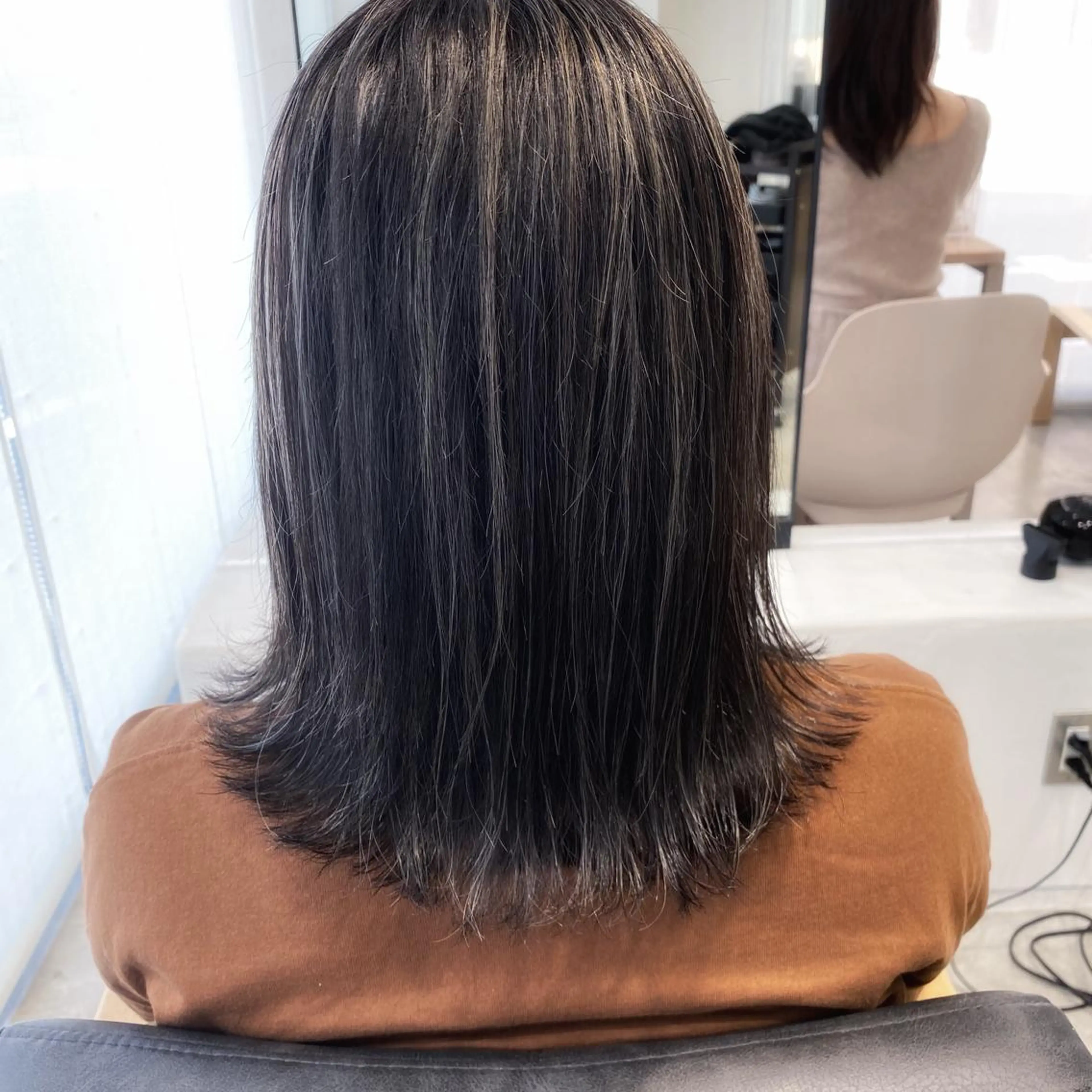 ミディアム ボブ ハイライト 外ハネヘア 艶カラー/韓国風ヘア 🩵shioneのヘアスタイル