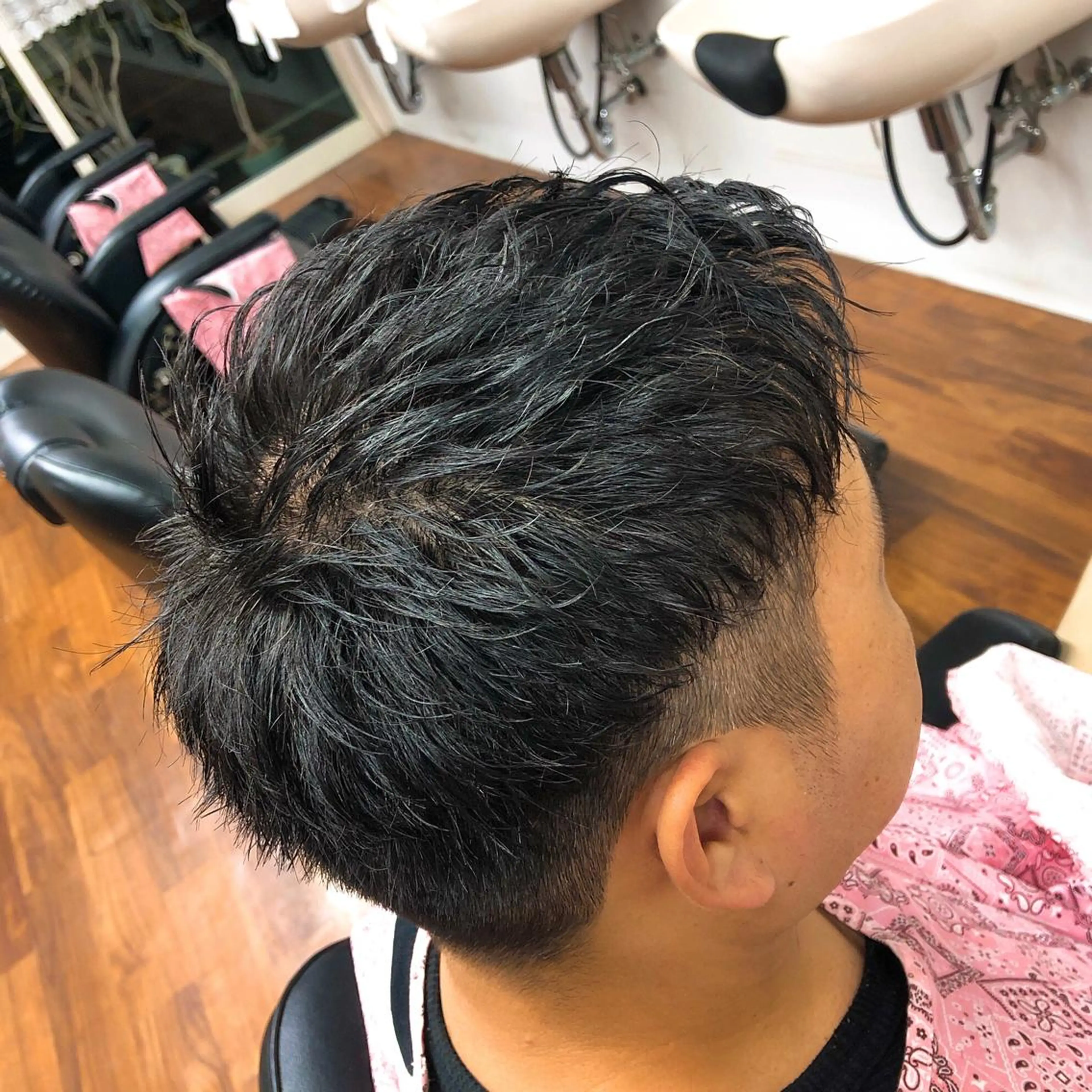 ショート パーマ メンズ メンズパーマ メンズツイストパーマ ツーブロック ツイストパーマ 本橋 琴実のヘアスタイル