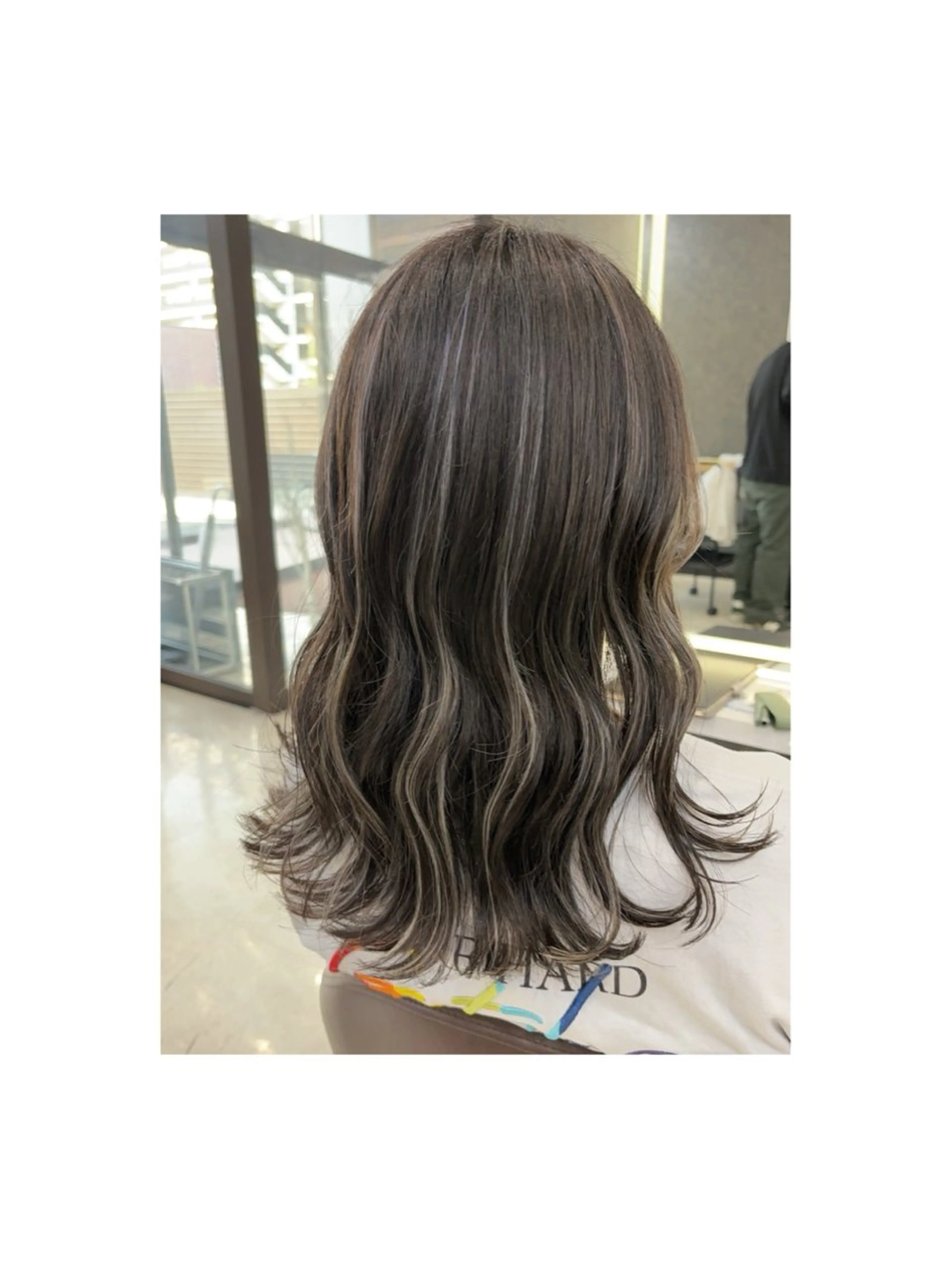 ミディアム ヘアカラー 色落ちまで2度綺麗な ハイトーン🪞／ミクのヘアスタイル