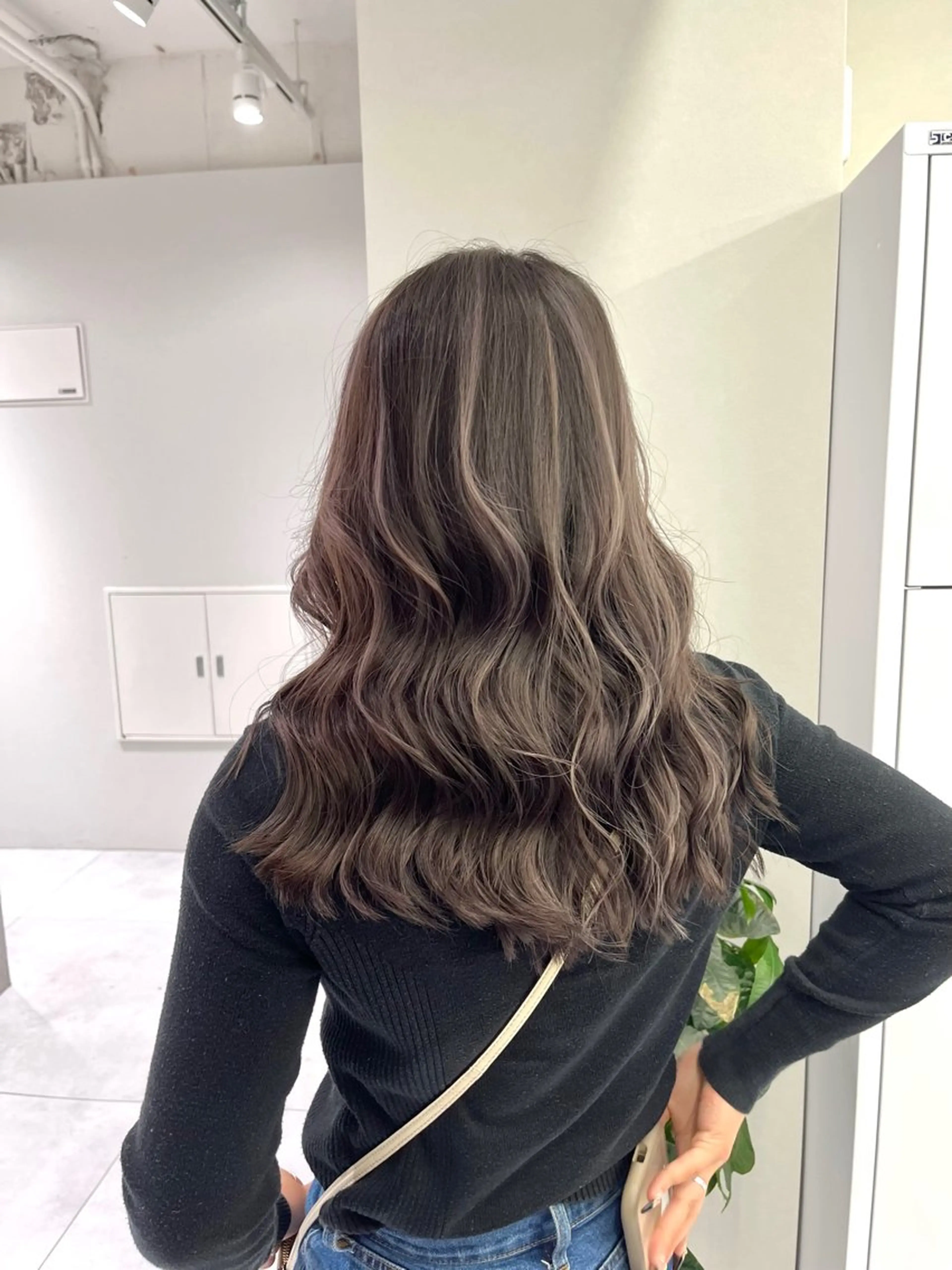 ロング カラー グレージュ ハイライトカラー ハイライト カット ヘアカラー ケアブリーチ 若杉圭大のヘアスタイル