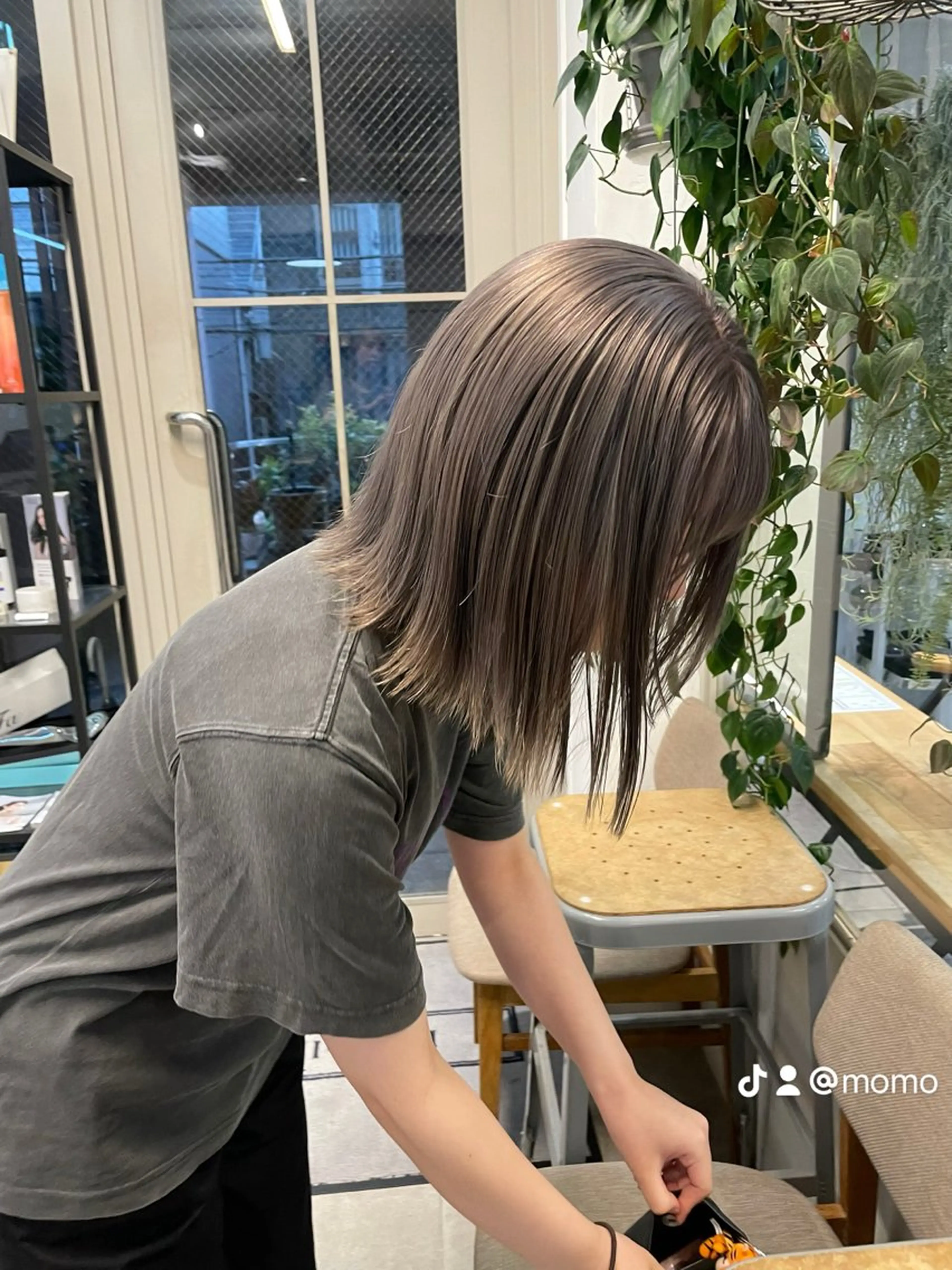 ミディアム カラー ミルクティー× グレージュMOMOのヘアスタイル