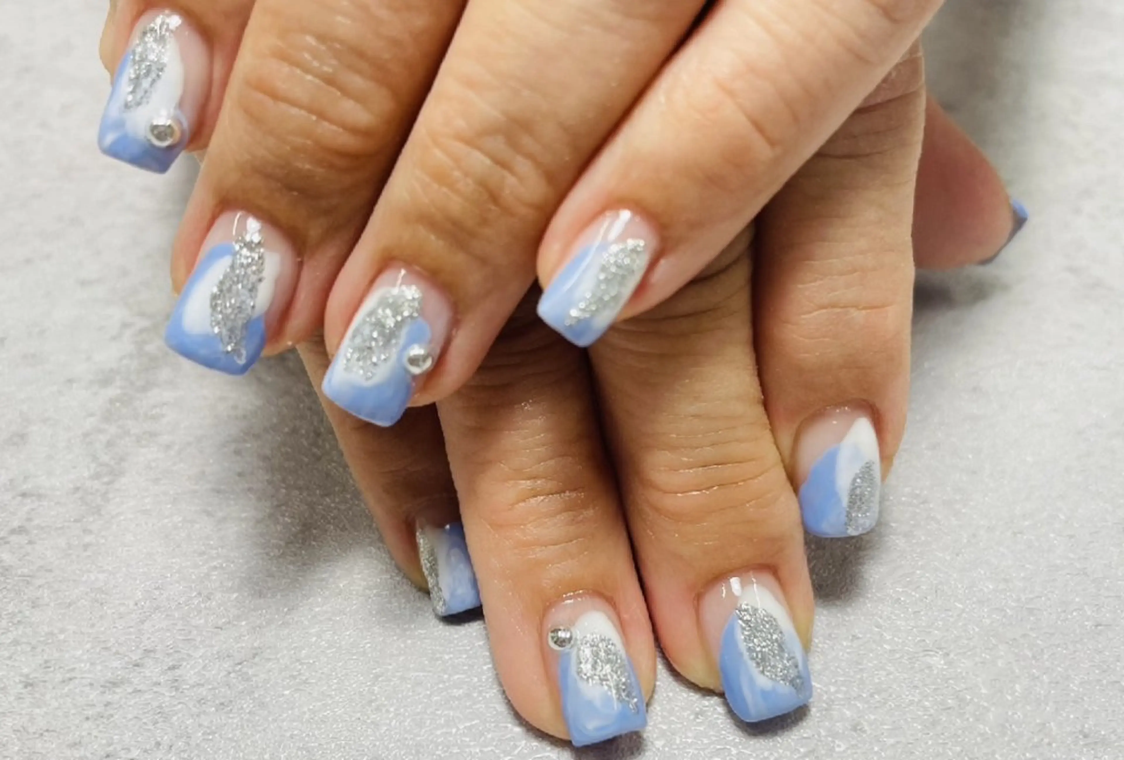 ネイル 水色 ニュアンスネイル k+1💅🏻 miyukiのネイルデザイン