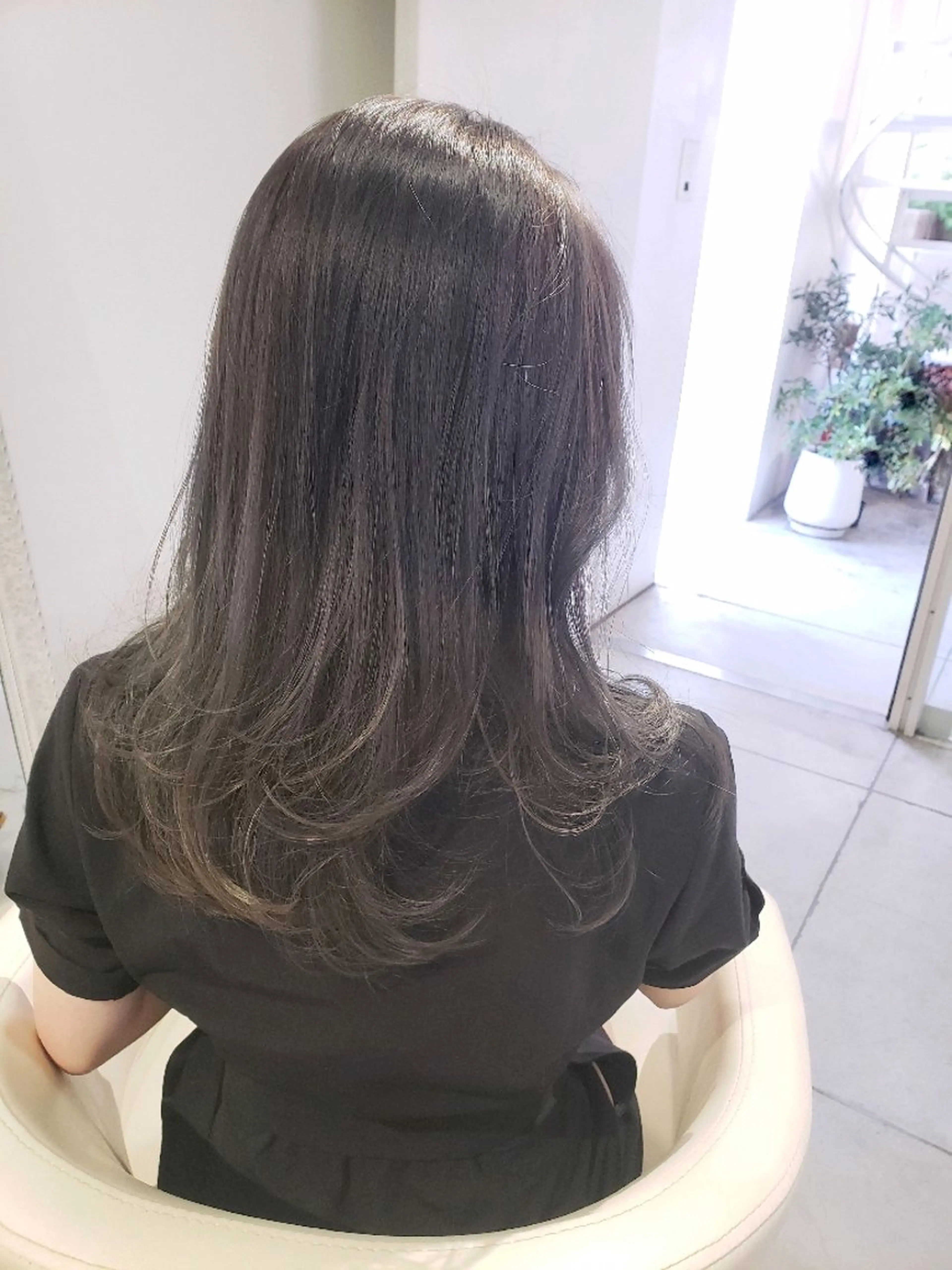 ロング カラー ブリーチ グラデーションカラー グレージュ オリーブグレージュ オリーブグレー 樋口 千尋のヘアスタイル