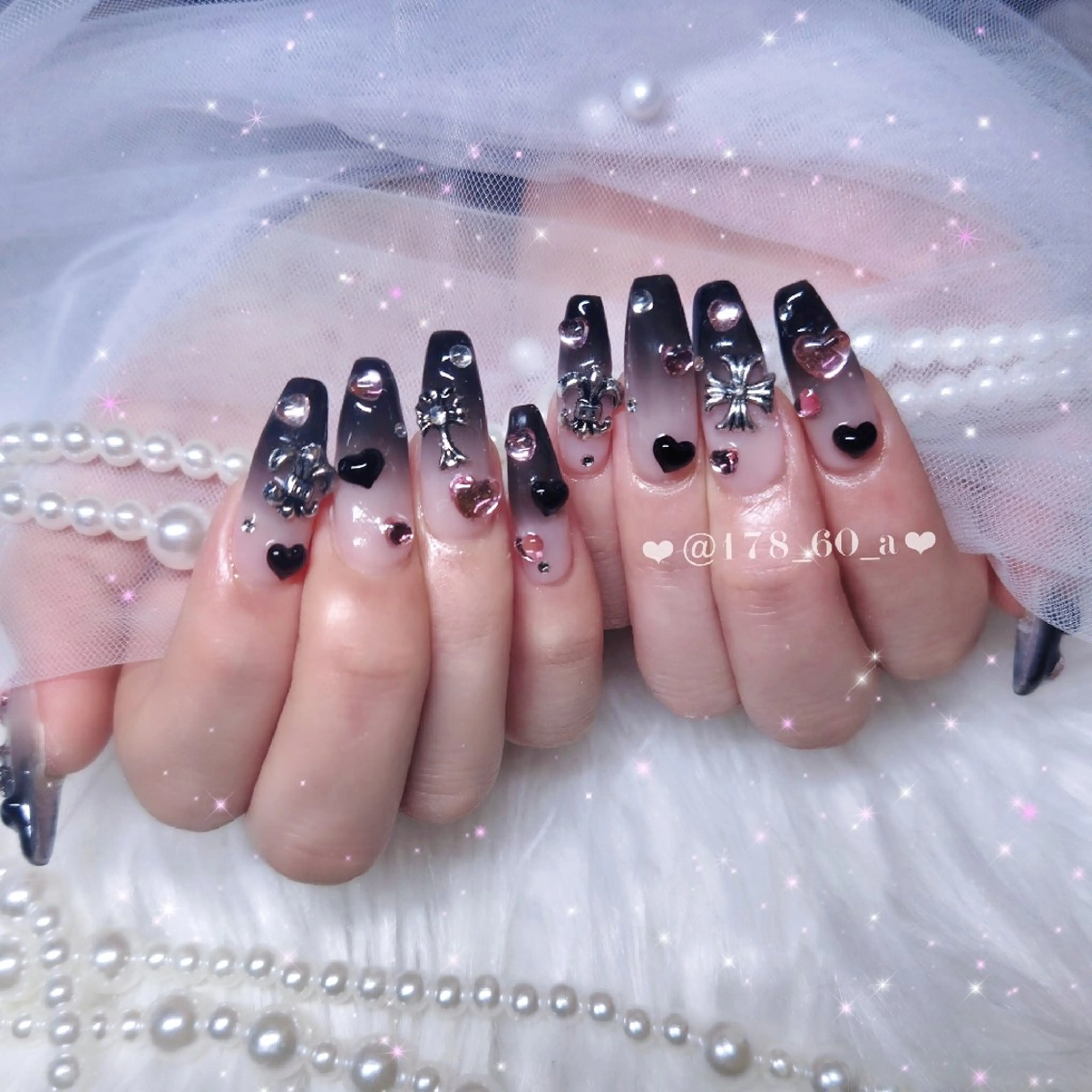 ネイル グラデーション ハート ピンク スカルプネイル 冬ネイル ハンドネイル HAPPINAS🎀  れん🖤痛ネイルのネイルデザイン